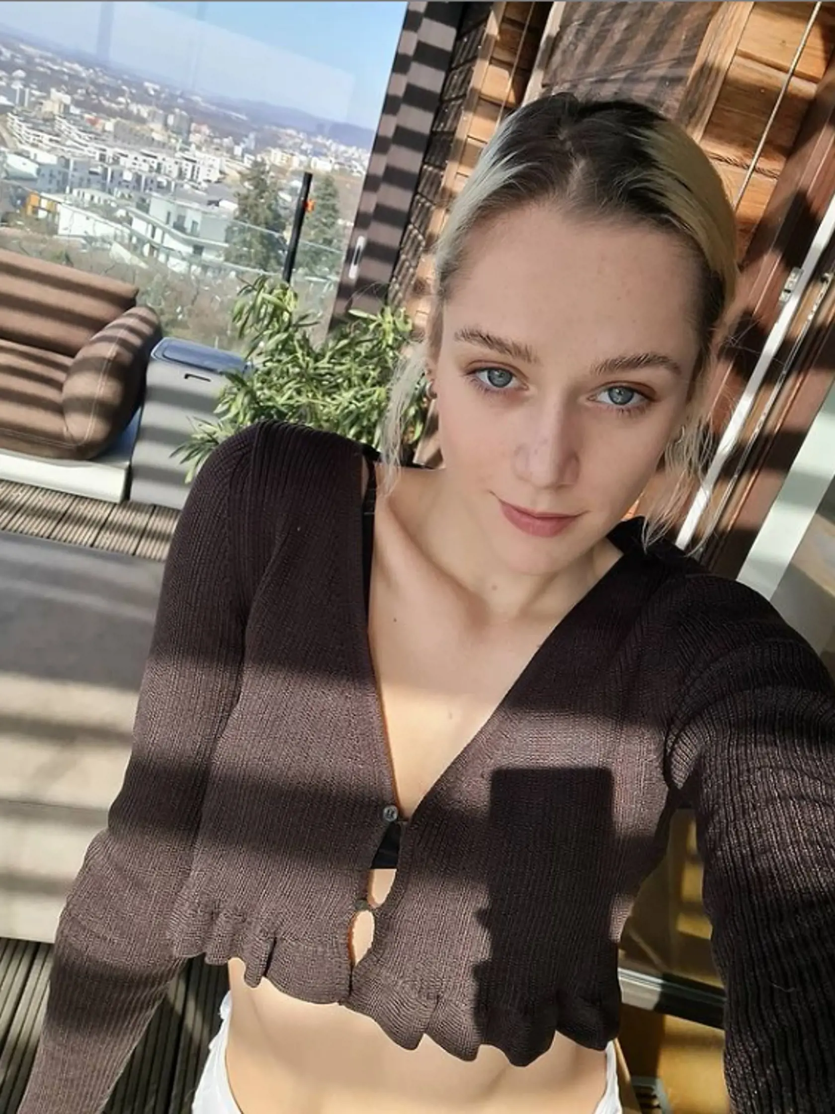Emma Drobná má dokonale štíhlu postavu. Tento sexi svetrík ešte viac zvýraznil jej ploché bruško. A ukázala aj kúsok zo svojho hniezdočka, tá terasa nemá chybu!