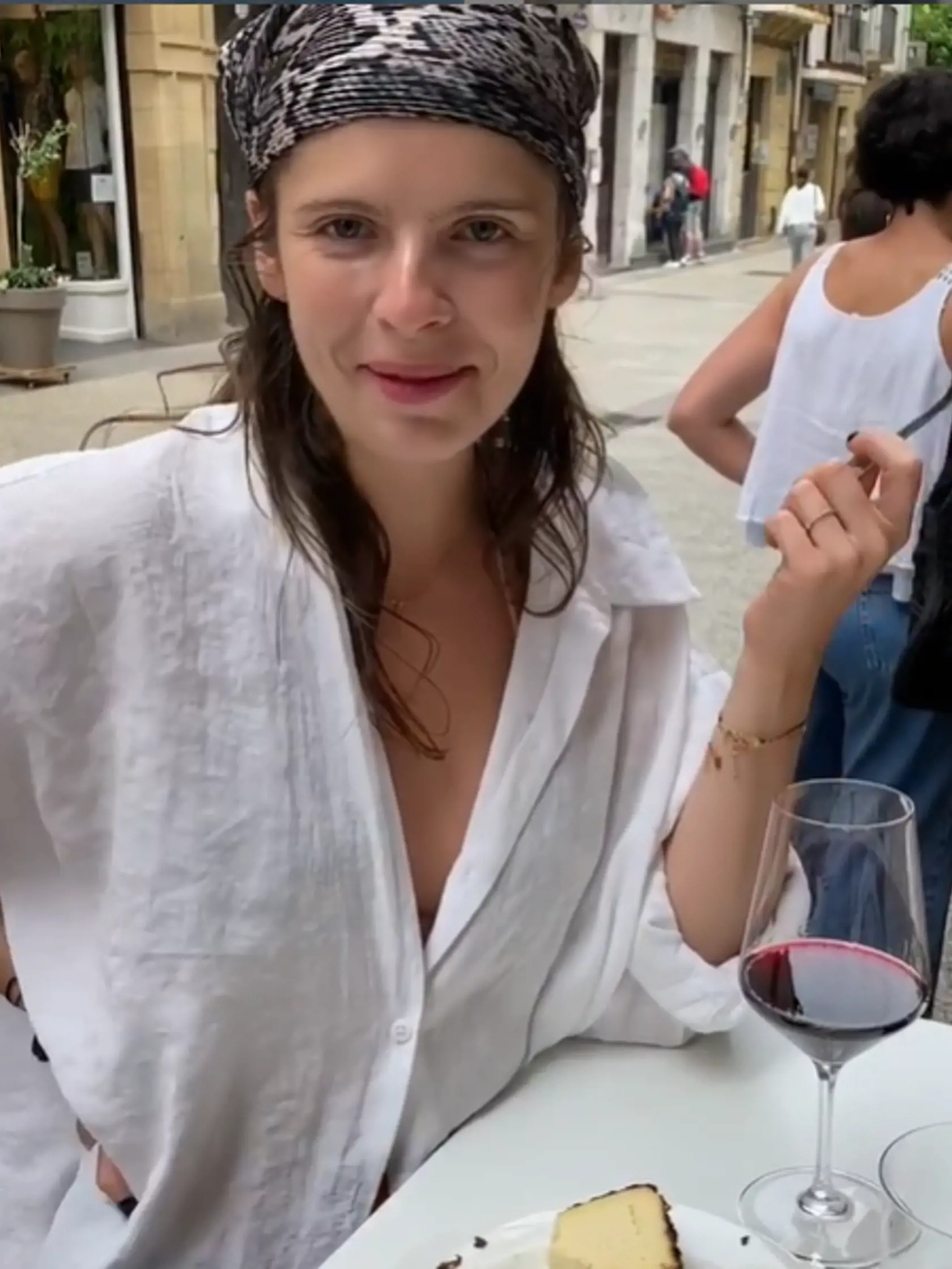 Dcéra speváka Richarda Müllera a moderátorky Sone Müllerovej si pochutnala na koláči a víne.