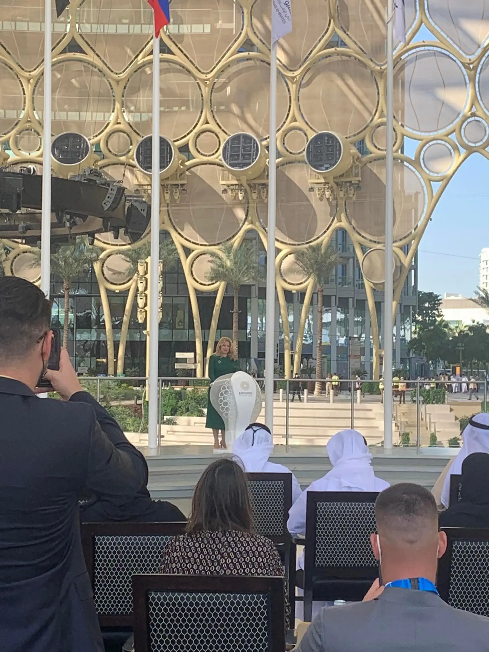 Prejav Čaputovej na EXPO Dubaj. Prezidentka sa prítomným prihovorila v angličtine.