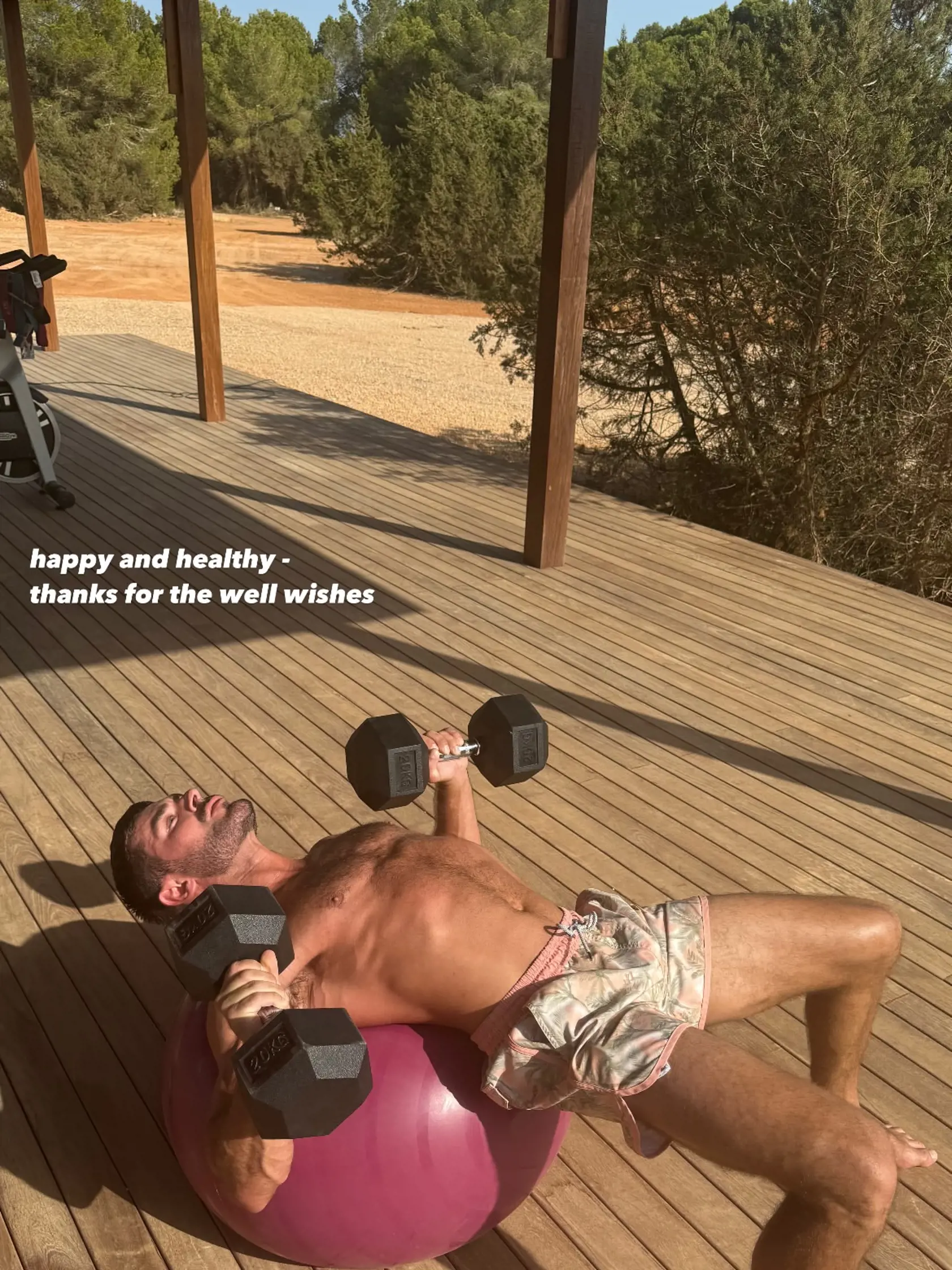 Zac už o pár dní po incidente zdieľal fotografiu, ako vo svojej vile cvičí.