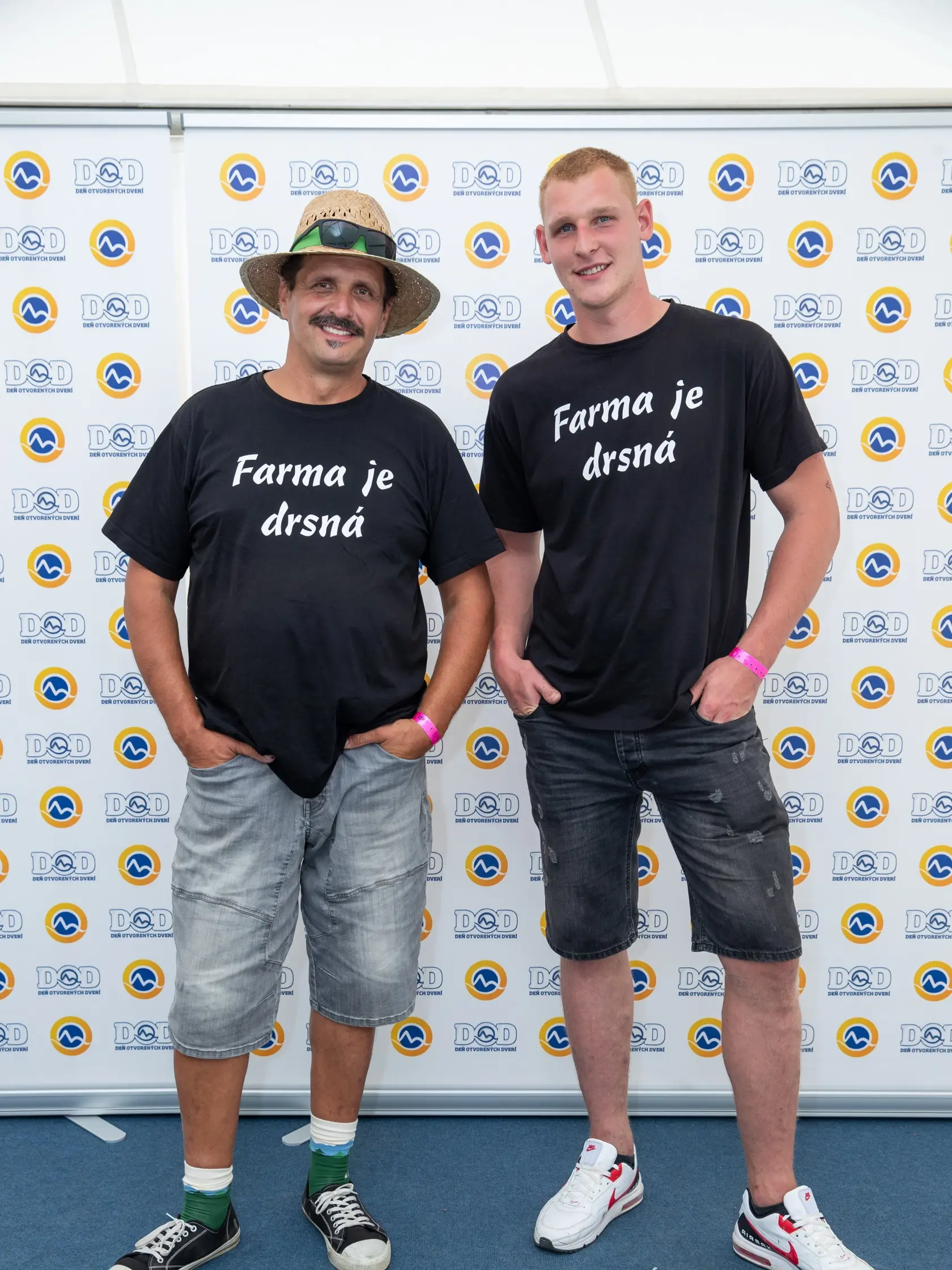 Hospodár Martin Bagar s víťazom poslednej Farmy Dominikom Porubským.