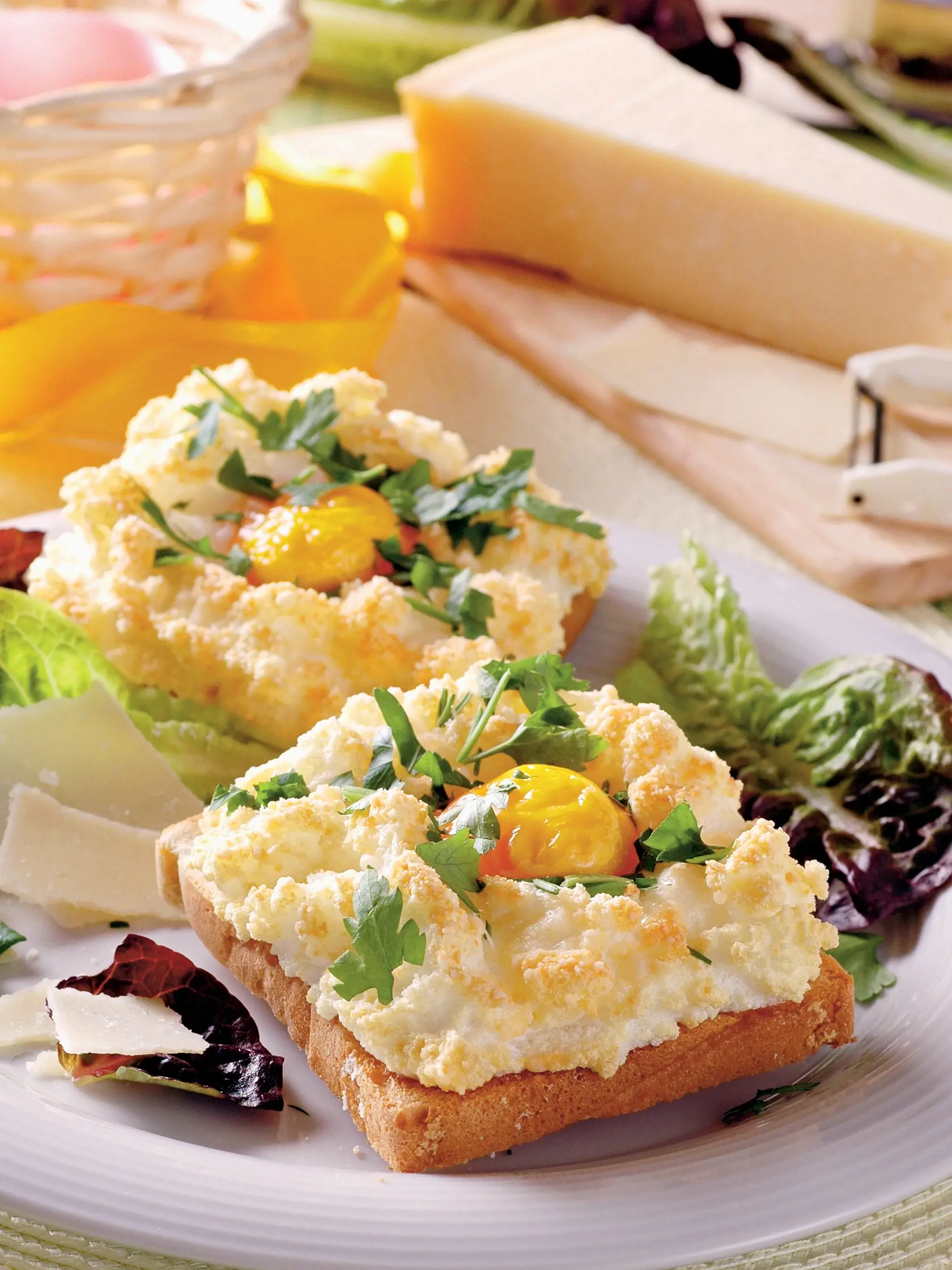 Kráľovské toasty, veľkonočné recepty, toastový chlieb, vajcia, parmezán, petržlenová vňať
Foto: Peter Záhradník
Uverejnené: Báječná Žena č. 15/09
pôvodný súbor:kralovske tousty 2.eps