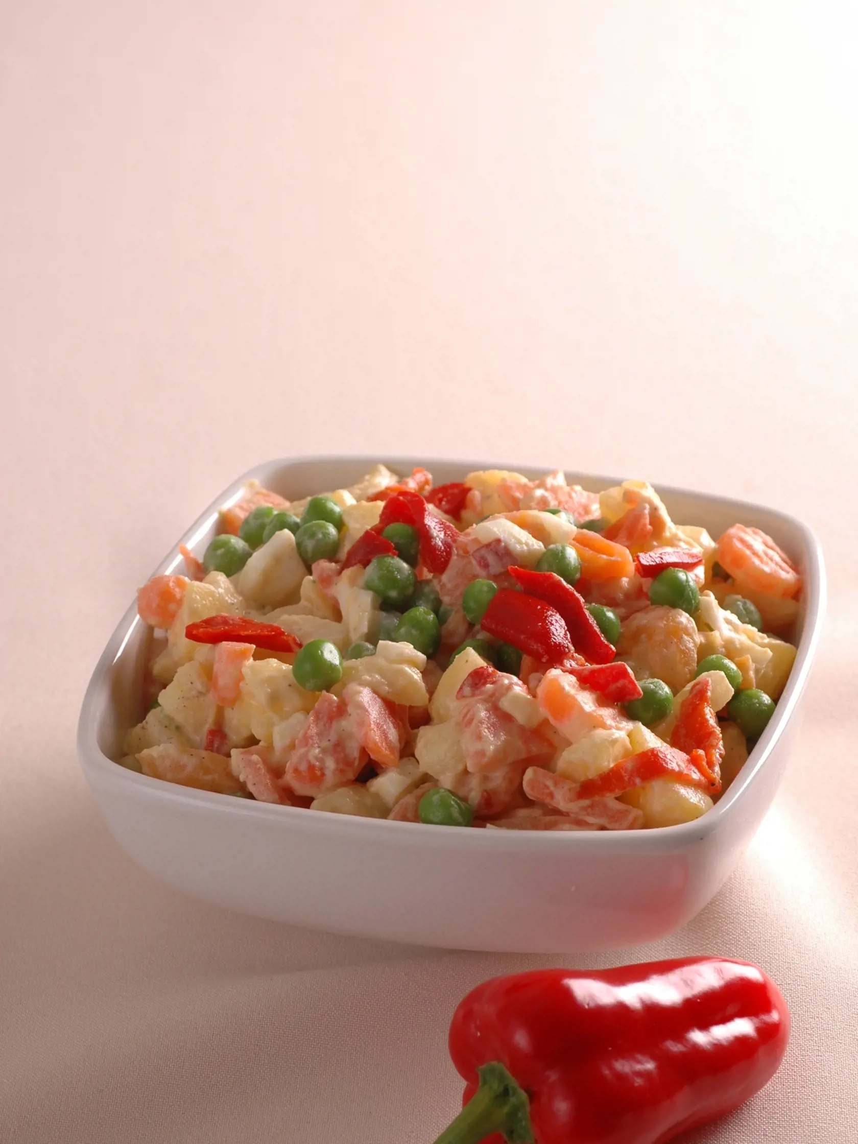 Zemiakový šalát pikantný, zemiaky, zelenina, mrkva, hrášok, kukurica, červená paprika, dijonska horčica, vajcia, majonéza
Foto: Peter Záhradník
Neuverejnené 
pôvodný súbor:pikantny 1.eps