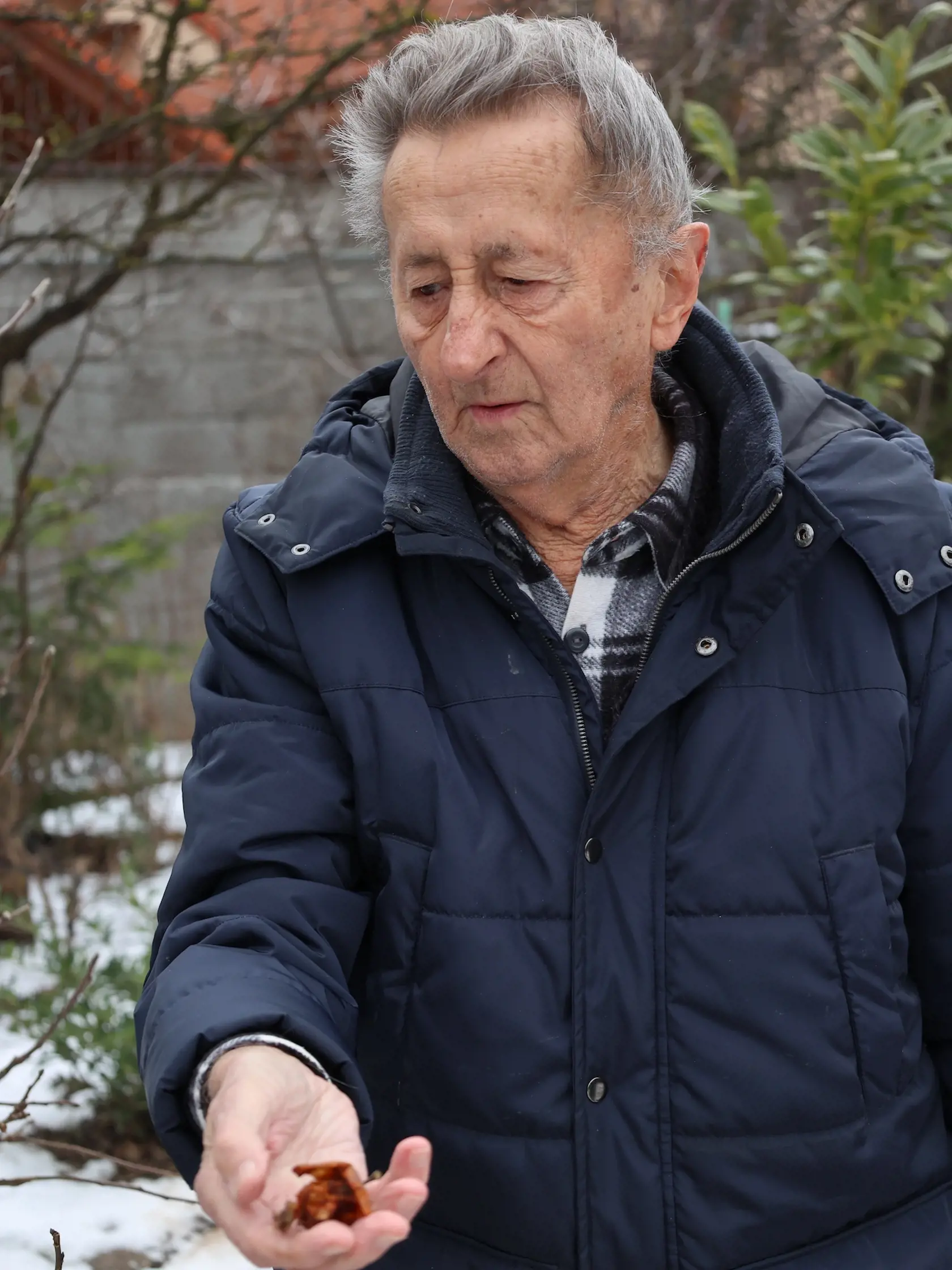 Ivanov Hričovský len pred pár dňami oslávil uctyhodných 90 rokov. Ochotne nás privítal u seba doma a ukázal nám aj svoju vlastnú záhradu.
