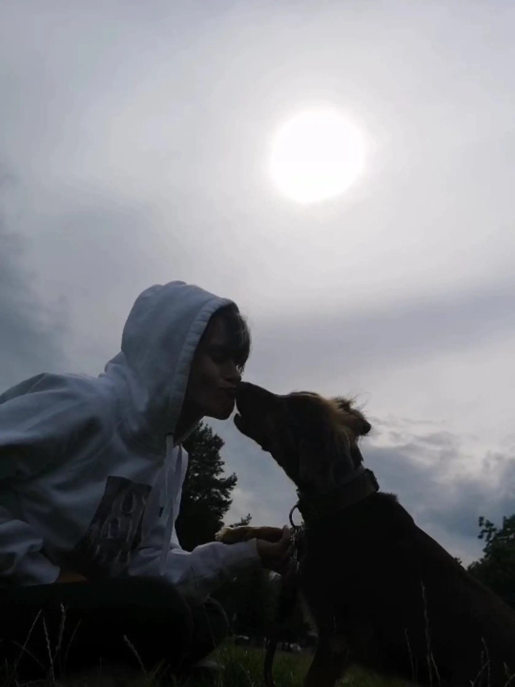 Kristína rada trávi čas so svojím čokoládovým psíkom.