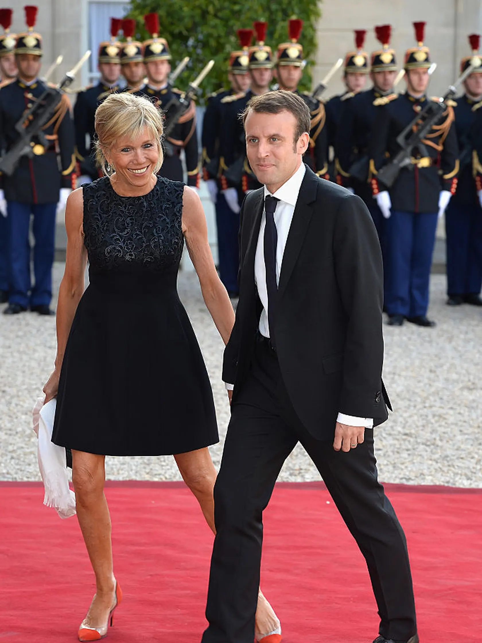 Macronovci sú manželmi skoro 18 rokov. Spoznali sa už na strednej. Kým Macron bol študent, Brigitte bola jeho vydatou učiteľkou drámy. Napriek 24-ročnému vekového rozdielu sa nakoniec dali dokopy a pôsobia ako stabilný pár.