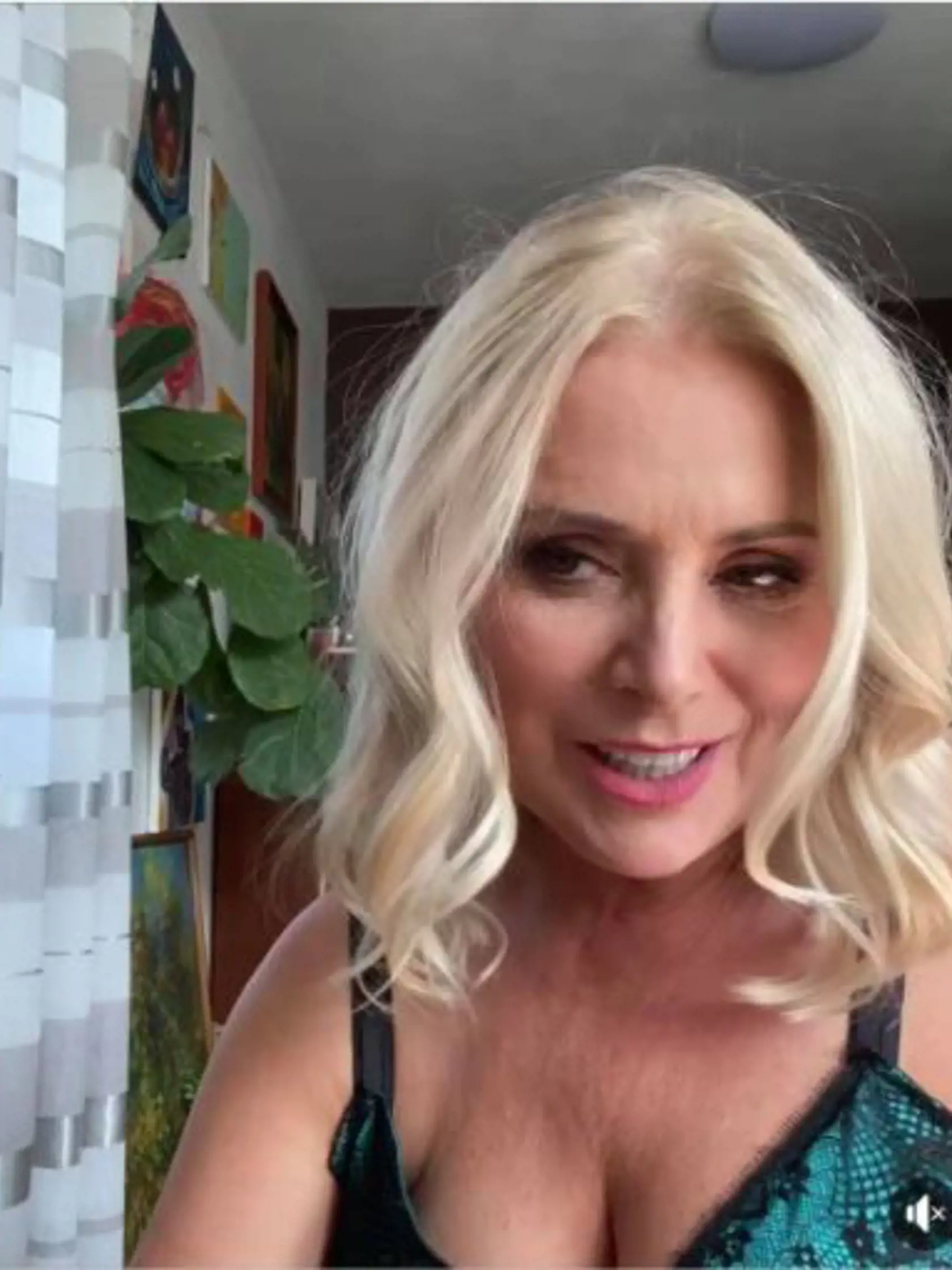 Zuzana Vačková v dráždivej saténovej súprave, z ktorej jej takmer vypadli prsia.