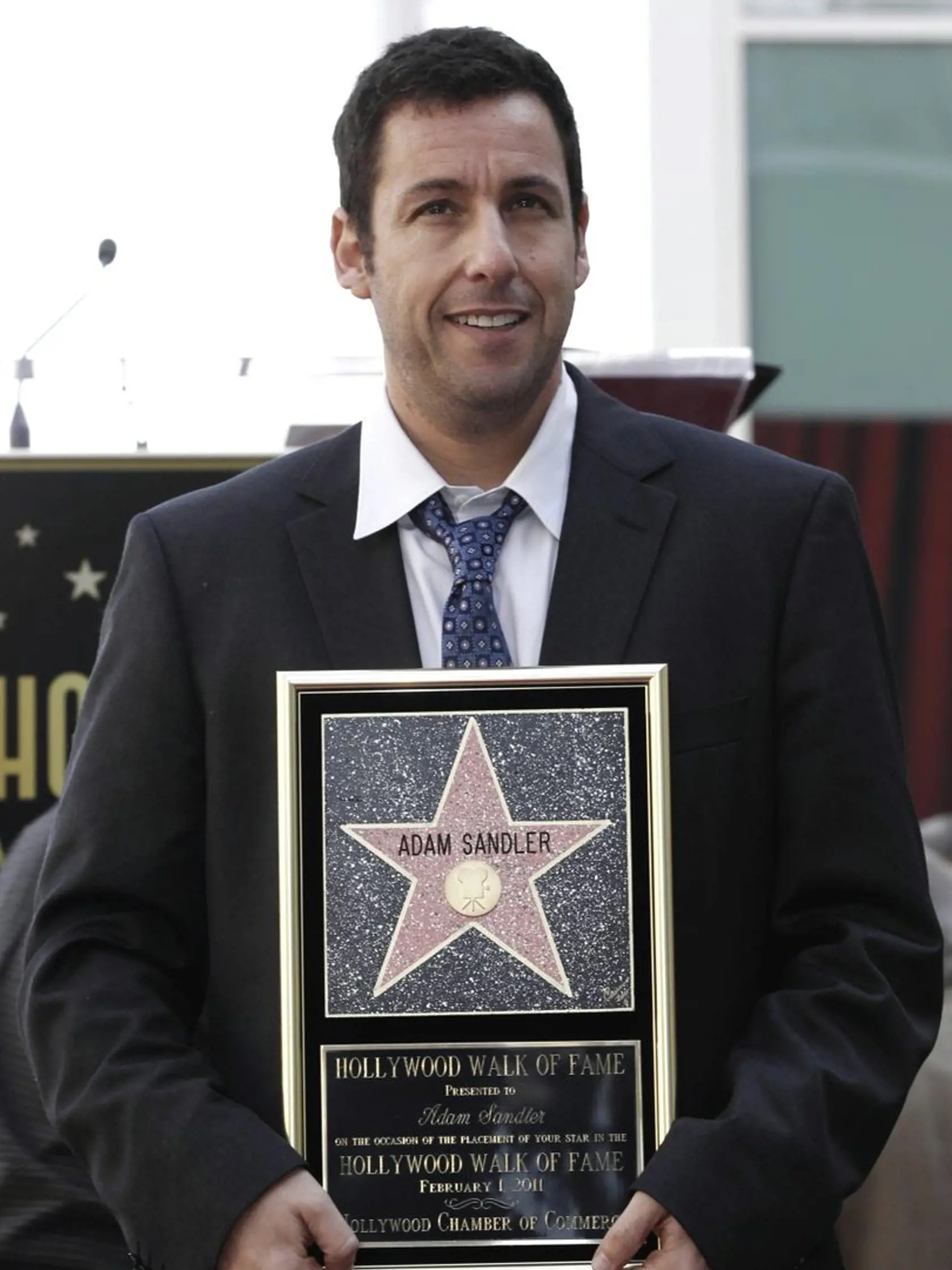 Adam Sandler pózuje so svojou hviezdou