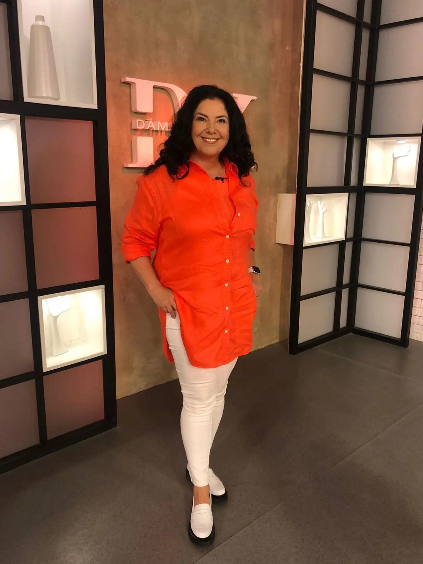 Iveta omladla v žiarivej blúzke. V kombinácii s úzkymi nohavicami jej tento outfit vyčaril perfektnú postavu.