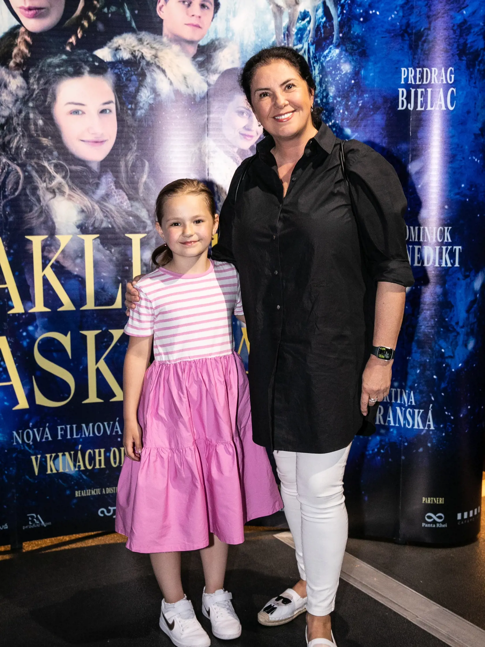 Príchody na premiéru rozprávky Zakliata jaskyňa. Na fotke je Iveta Malachovská.