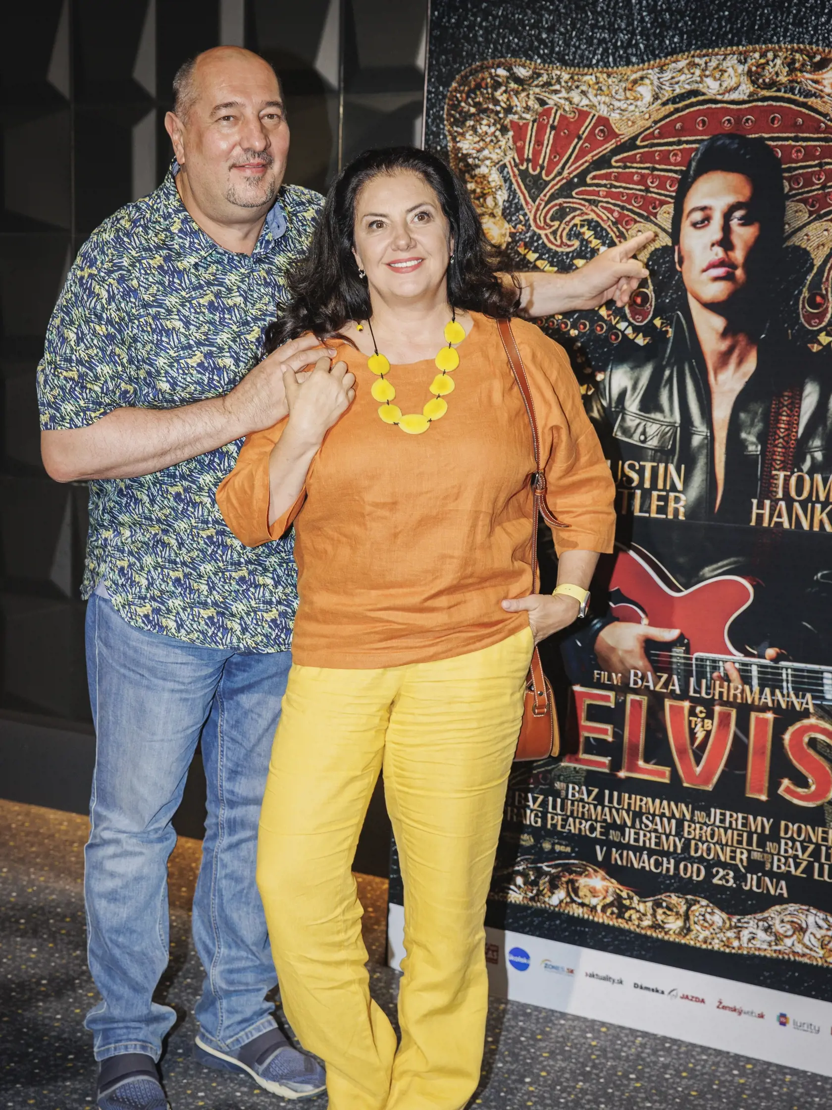 Na snímke manželia Iveta a Martin Malachovskí prichádzajú na premiéru filmu Elvis.
