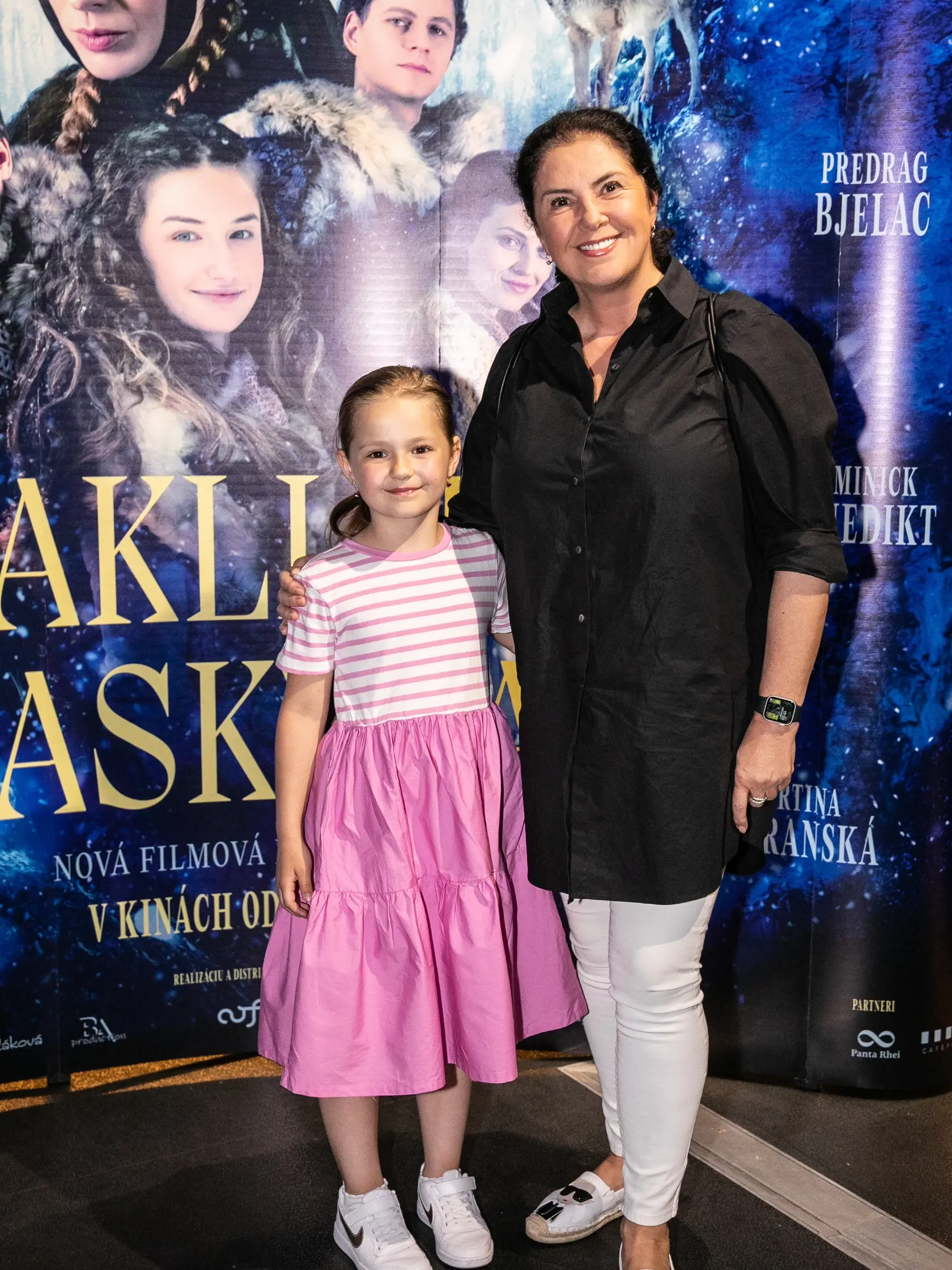 Príchody na premiéru rozprávky Zakliata jaskyňa. Na fotke je Iveta Malachovská.