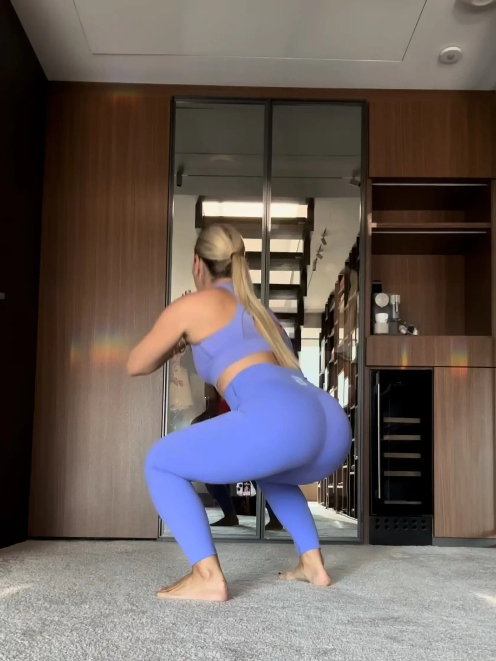 Dominika na seba natiahla legíny a ukázala vymakaný zadok. 