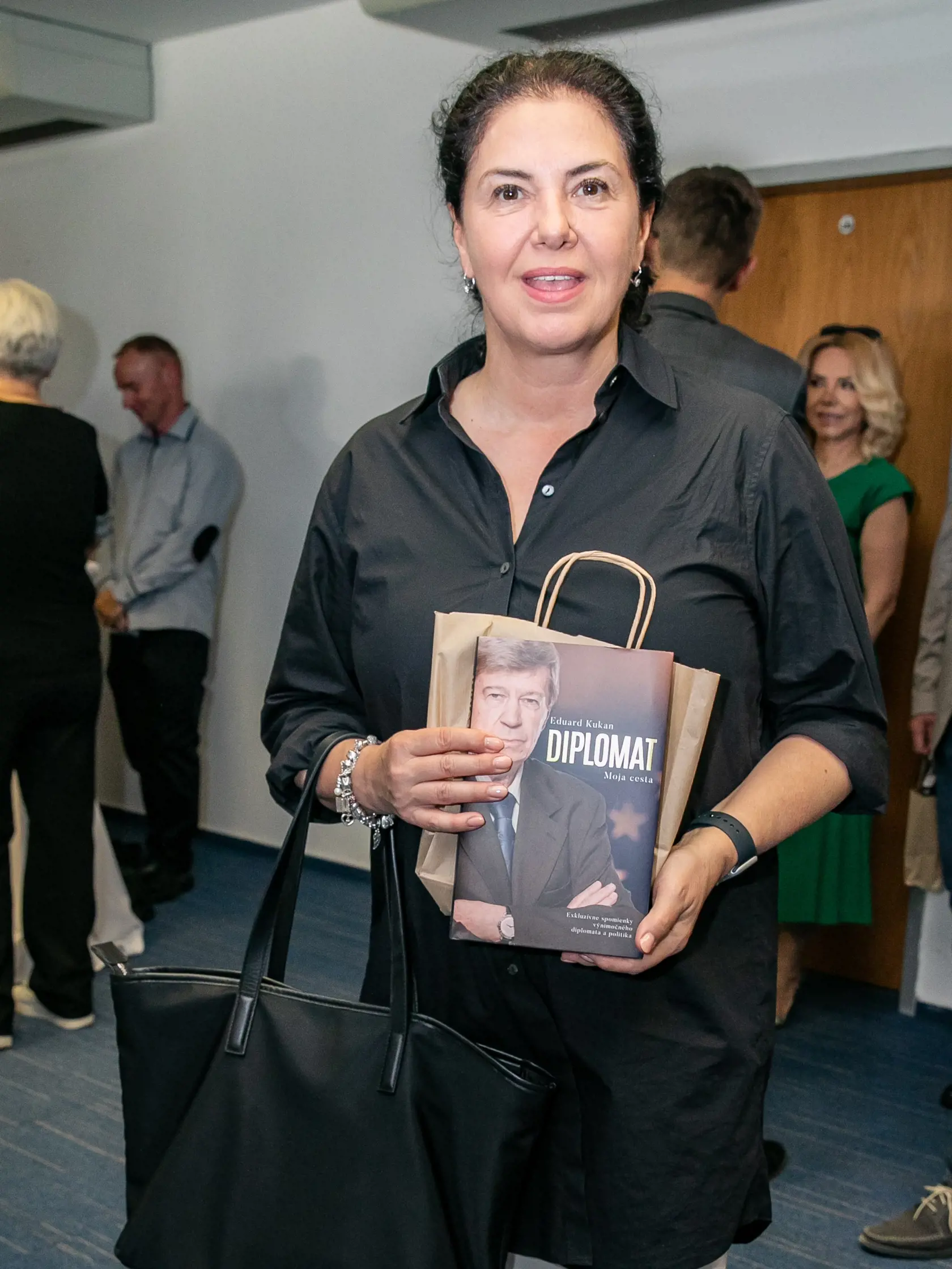 Krst novo vydanej knihy Eduarda Kukana, Diplomat. Na fotke je Iveta Malachovská.