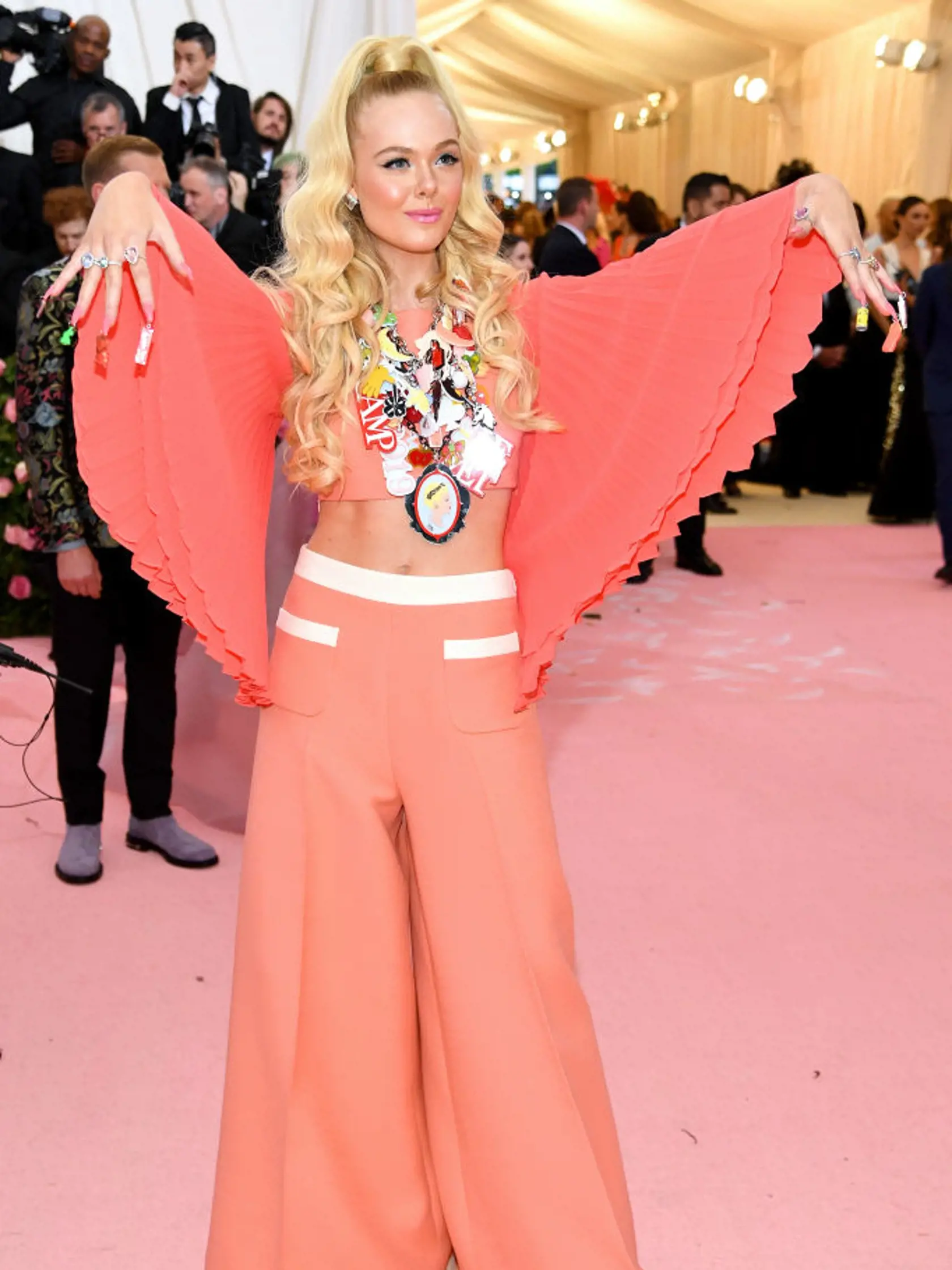 Elle Fanning v outfite Miu Miu.