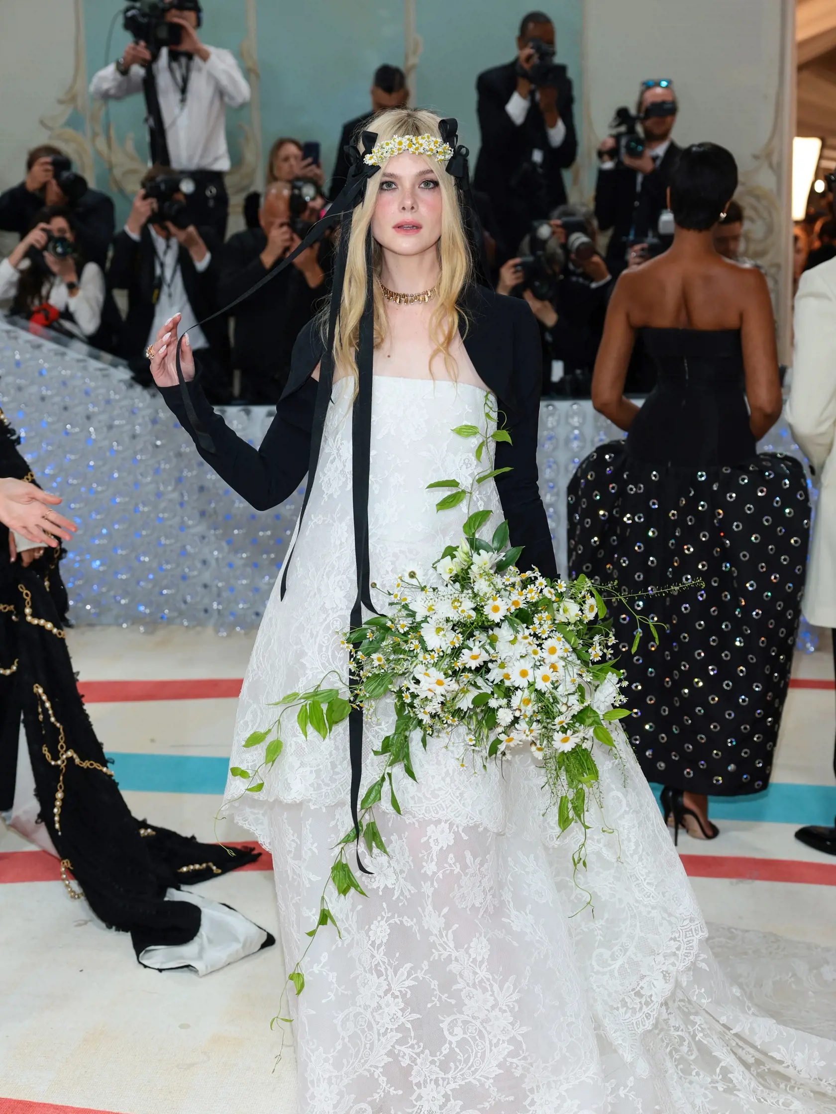 Elle Fanning na Met Gala neohúrila. Gala večer sa niesol v znamení pocty Karlovi Lagerfeldovi. Ako sa vám páči jej vízia?
