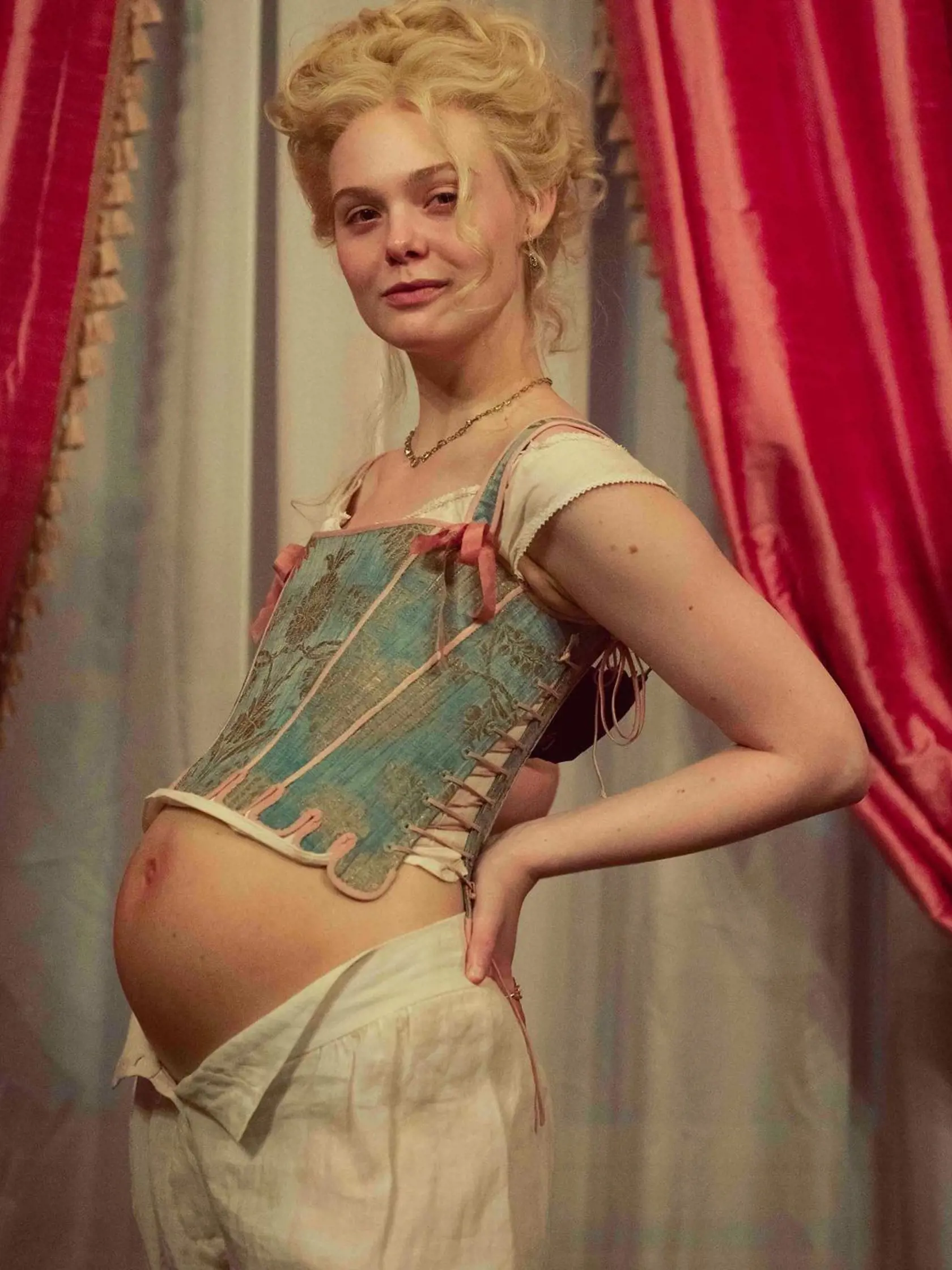 Elle Fanning si v seriáli vyskúšala aj tehotenské bruško.