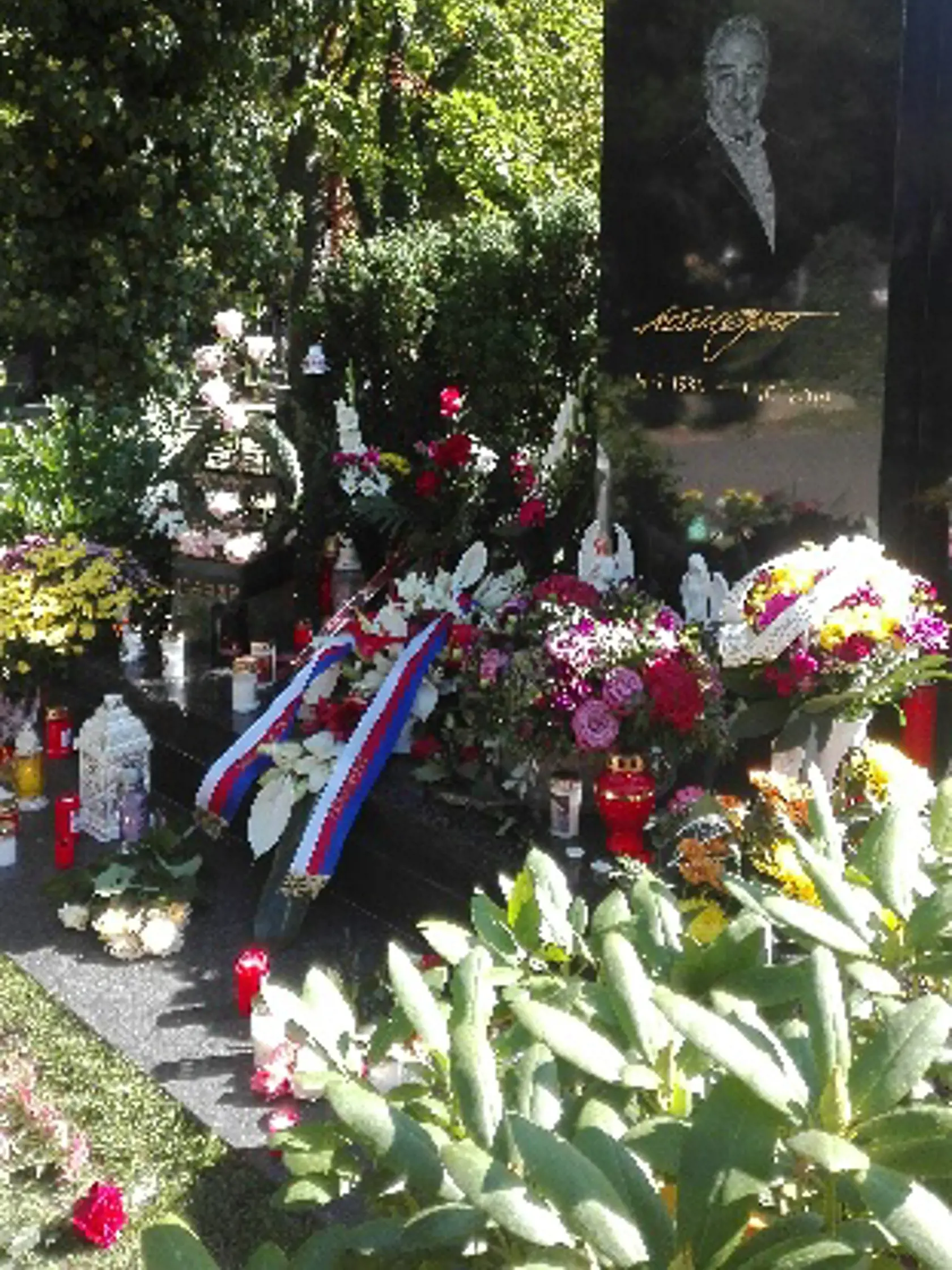 Podľa množstva kvetov je jasné, že na maestra fanúšikovia predsa len nezabudli.