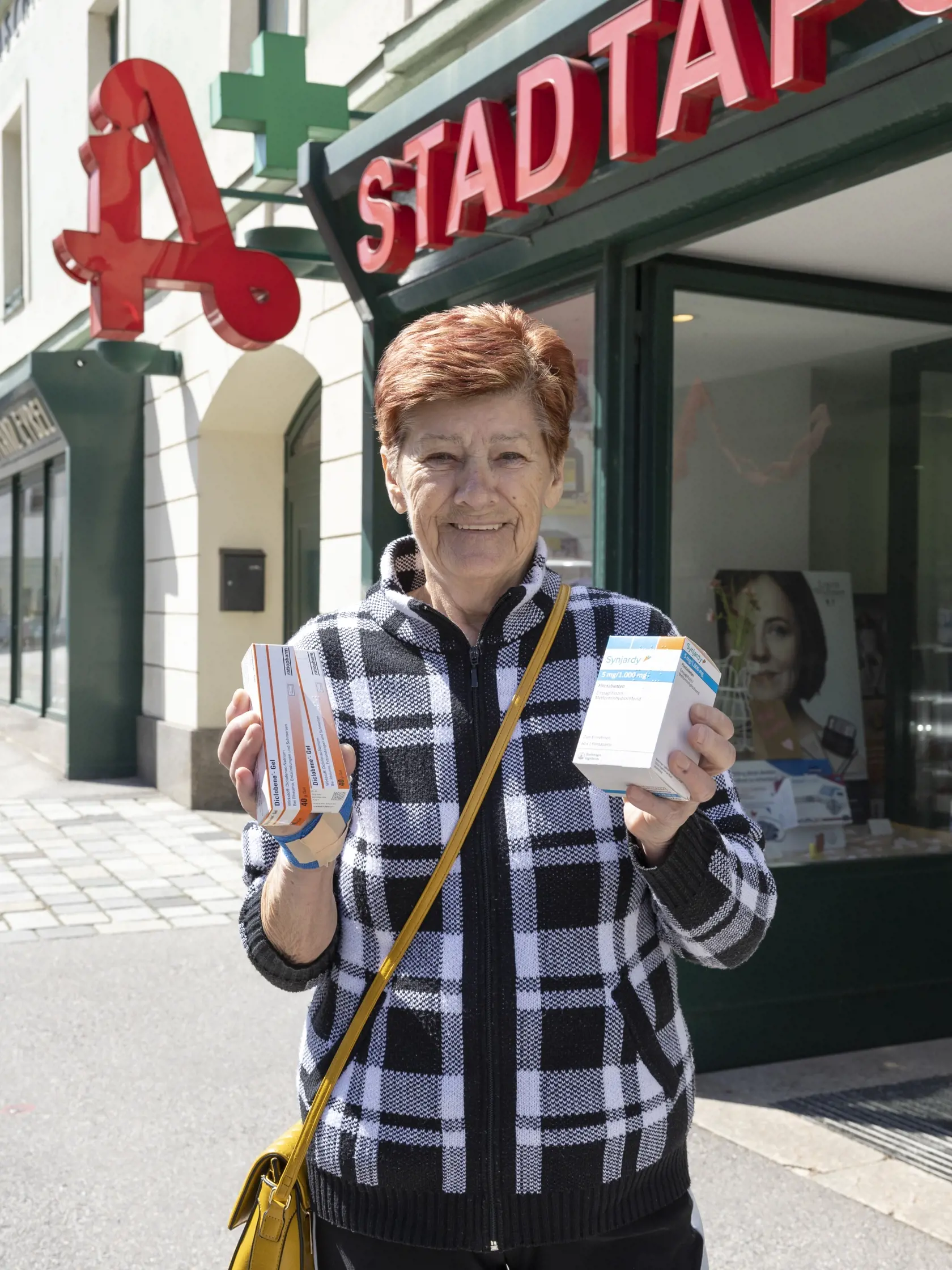 Lekáreň v Rakúsku. Ilustračný záber k téme cezhraničnej „turistiky“ z dôvodu nedostupných liekov na Slovensku. Na snímke je pani Anna, ktorá už 30 rokov žije v Rakúsku a za lieky na predpis neplatí v lekárni nič.