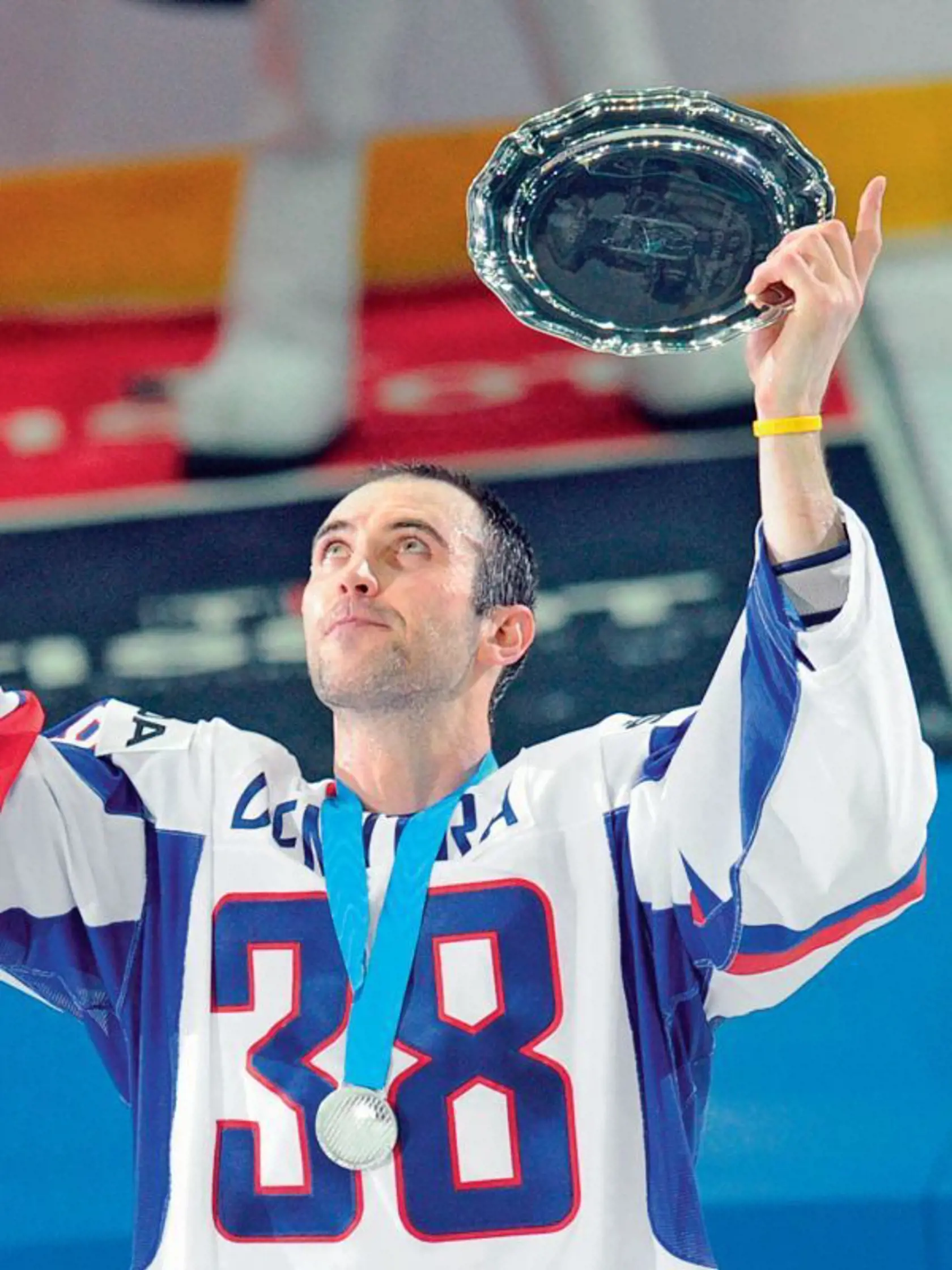 Trofej za 2. miesto venoval Zdeno Chára