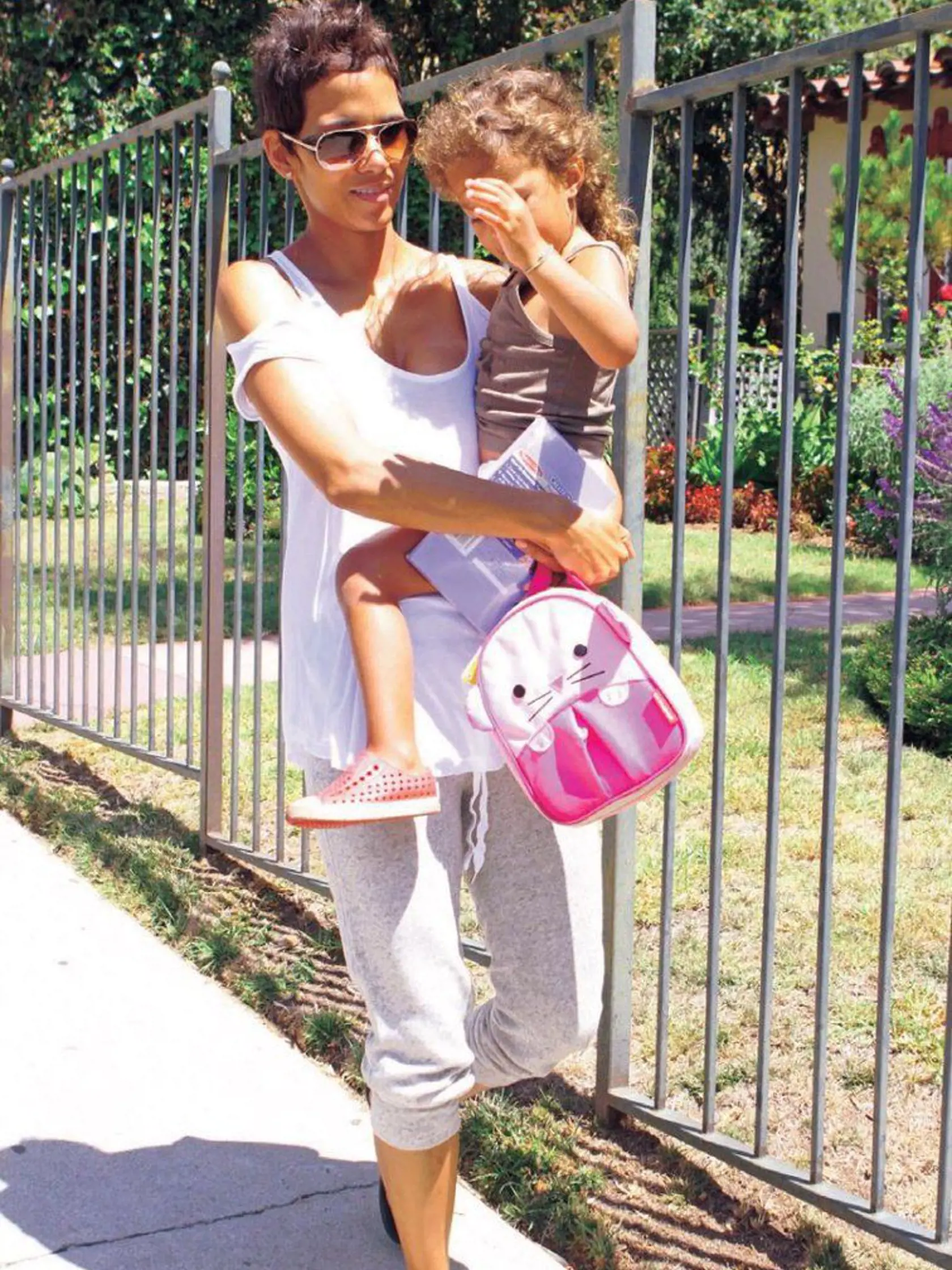 Halle Berry s dcérkou v náručí.