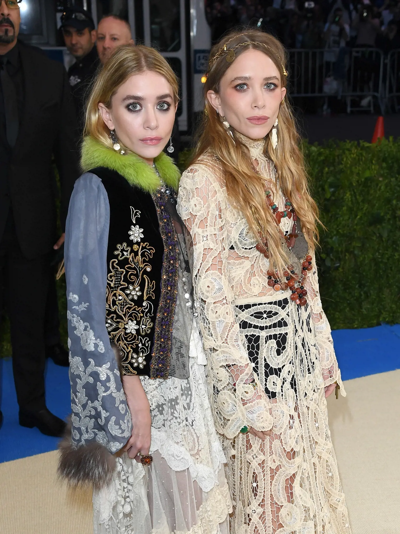 Mary-Kate Olsen a Ashley Olsen v roku 2017.