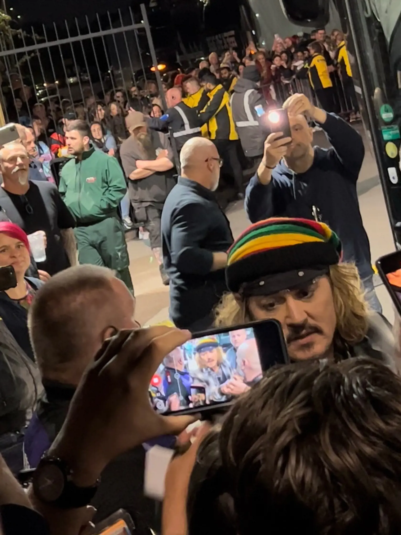 Herec Johnny Depp si po rokoch v nemilosti pre obvinenia z domáceho násilia znova užíva priazeň svojich fanúšikov.