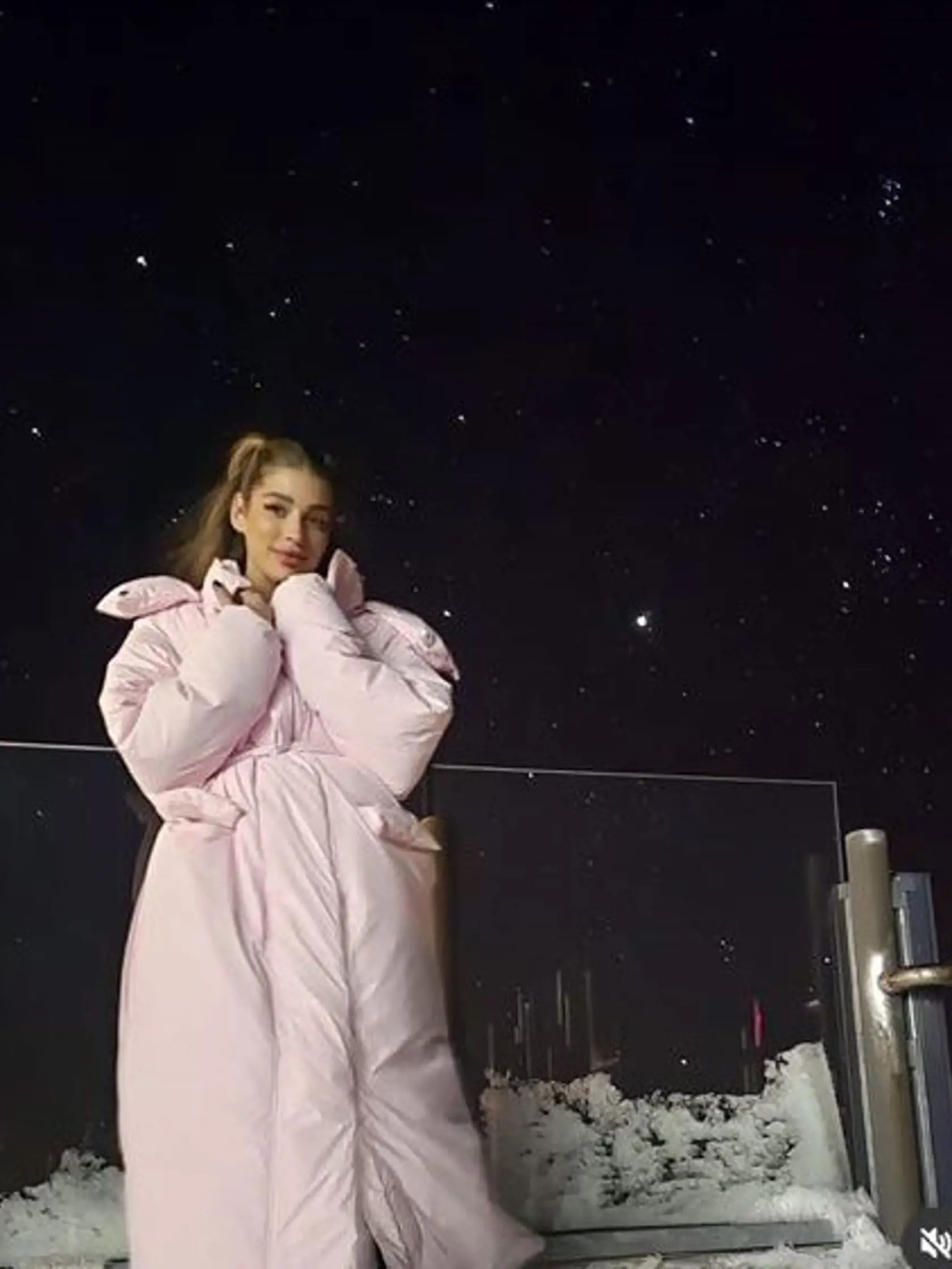 Jasminin druhý zimný outfit bol netradičný - obliekla si ružovú bundu, ktorá pripomínala veľký spacák.