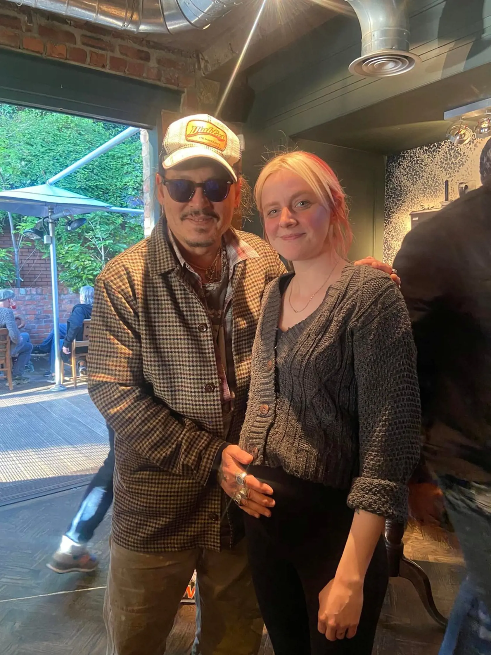 Herec Johnny Depp si po rokoch v nemilosti pre obvinenia z domáceho násilia znova užíva priazeň svojich fanúšikov.