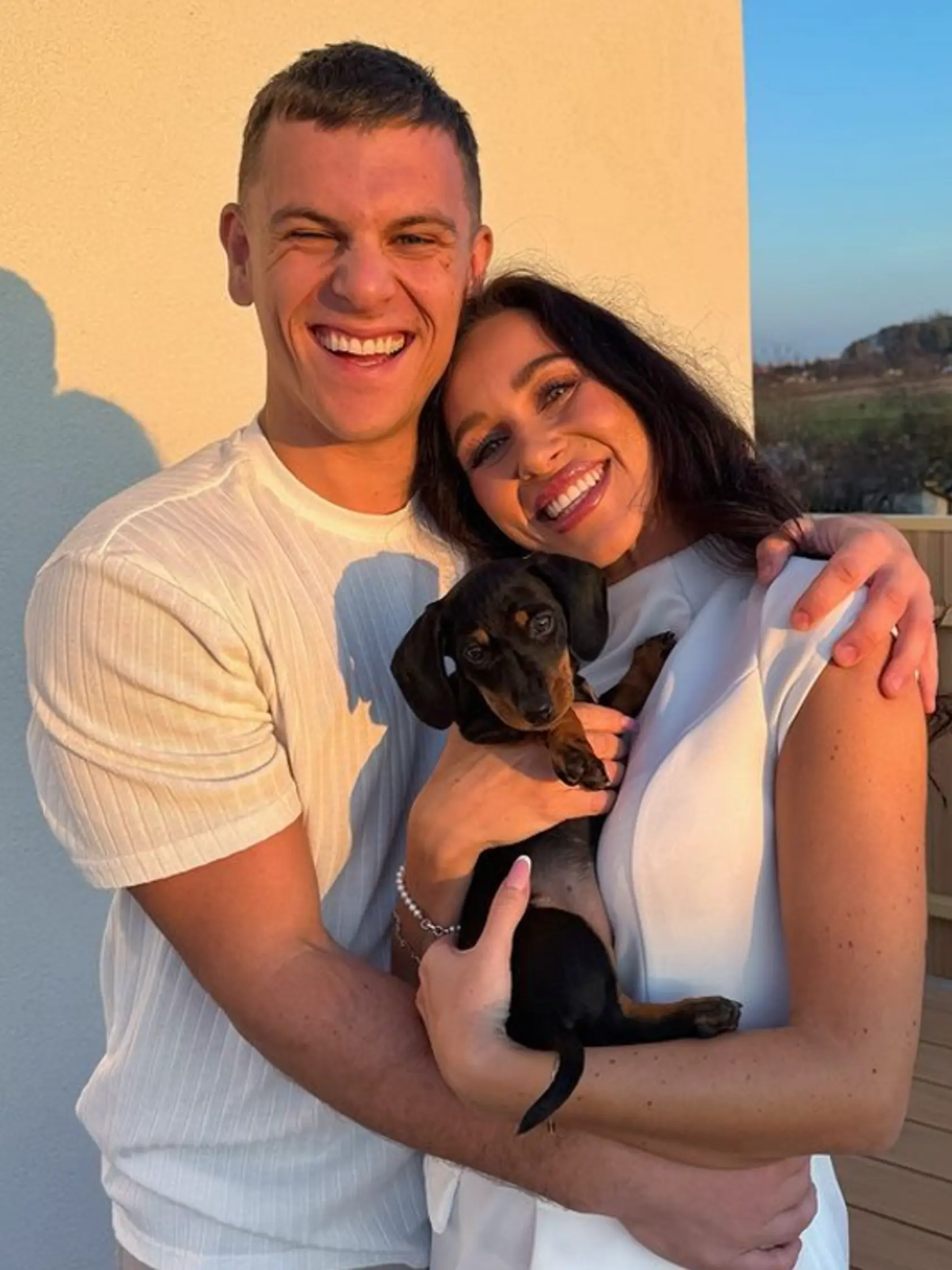 Bianka a Jovinečko sa pochválili prírastkom do rodiny. "Vitaj v našej rodine Bibóca💕
Jazvečík trpasličí, krátkosrstý, 9 tyždňov má," napísala Bianka.