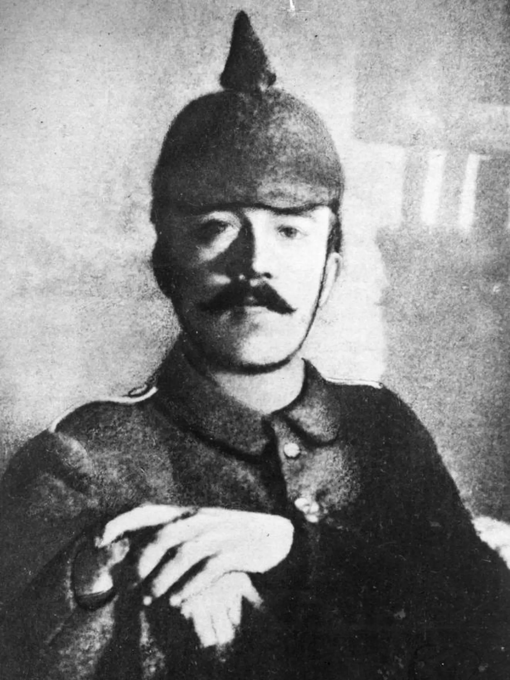 Okolo roku 1915: Adolf Hitler (1889 - 1945) v poľnej uniforme počas prvej svetovej vojny. 