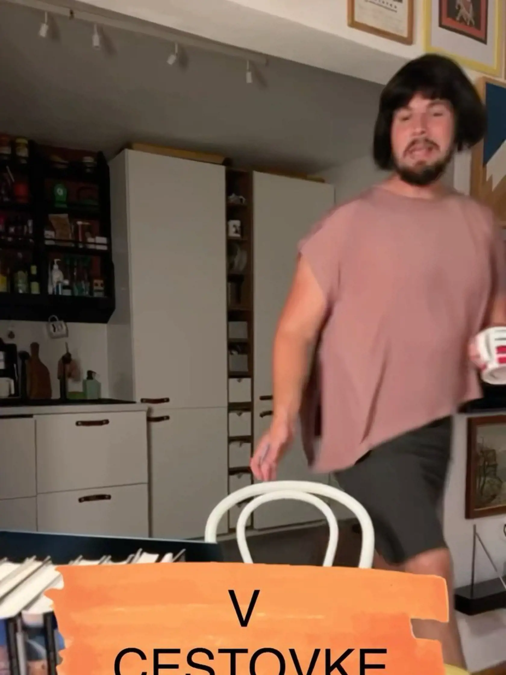 Fero vo svojej útulnej kuchyni rád nakrúca videá.