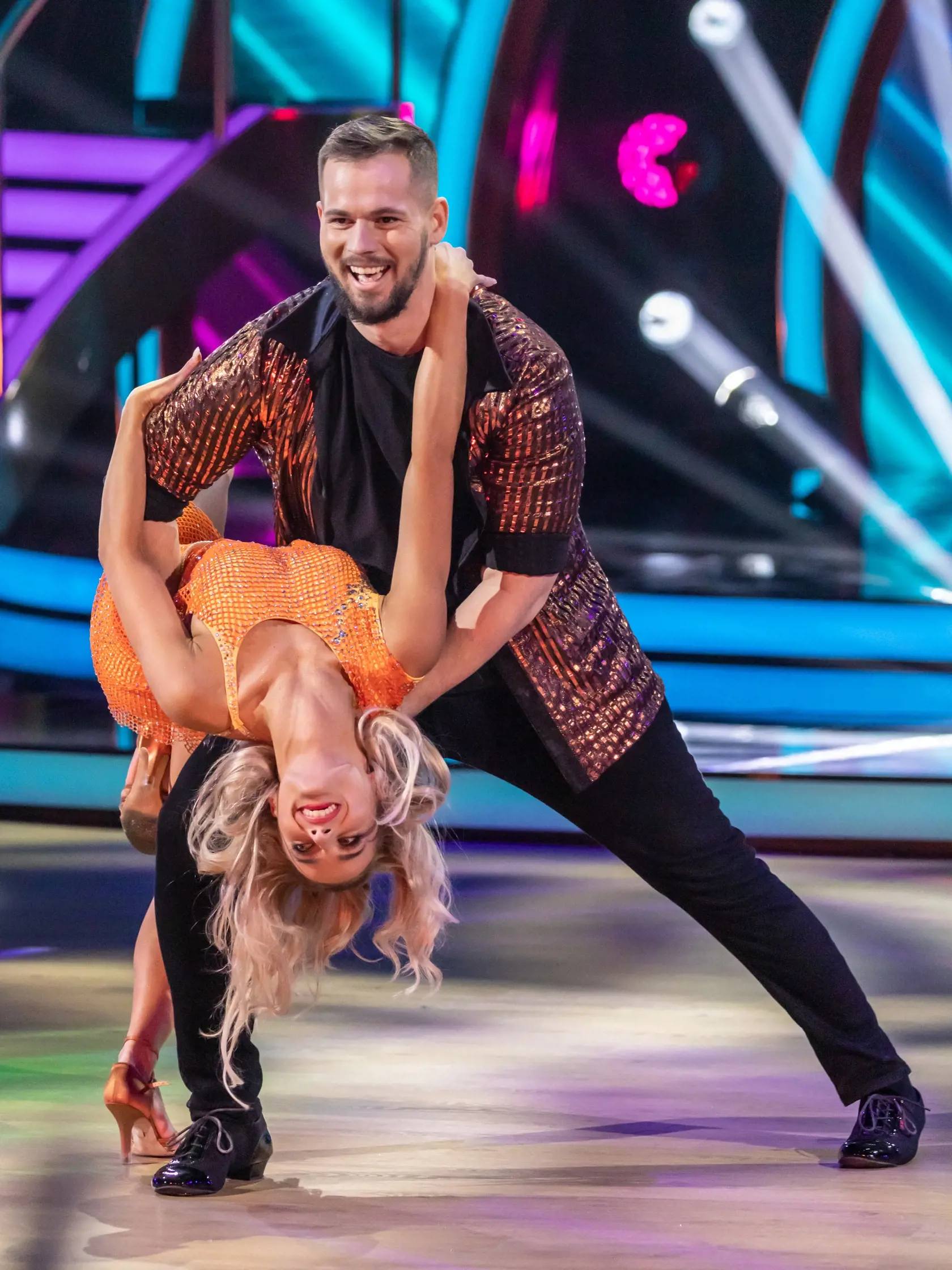 Komik Fero Joke a Vanesa Indrová počas vystúpenia 1. kola Let's Dance. Fero a tanec nie sú príliš kamaráti, no komik sa teší, že aspoň počas tejto súťaže schudne.