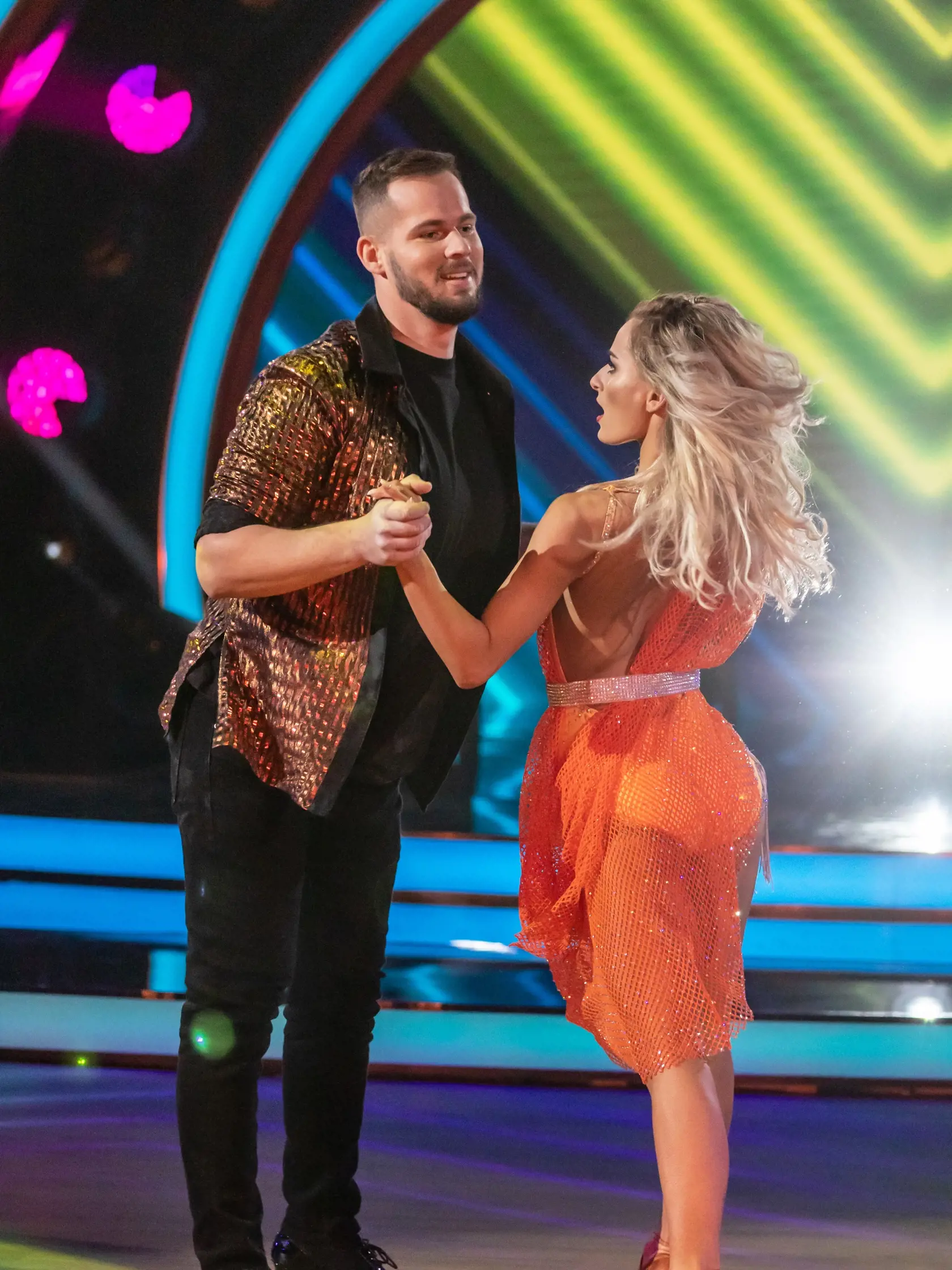 Komik Fero Joke a Vanesa Indrová počas vystúpenia 1. kola Let's Dance. Fero a tanec nie sú príliš kamaráti, no komik sa teší, že aspoň počas tejto súťaže schudne.