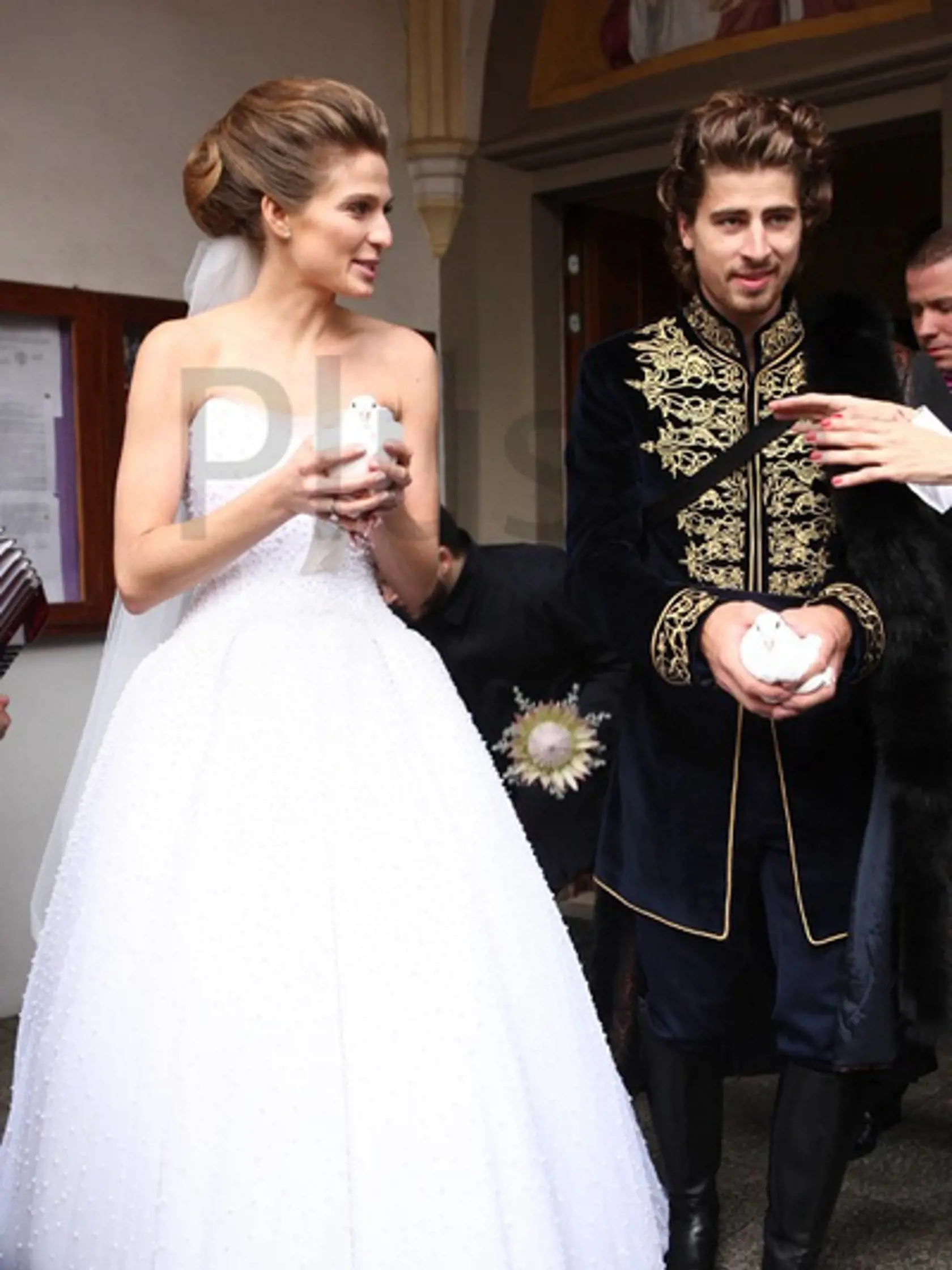 Outfit novomanželov Saganovcov vyvolal množstvo reakcií.