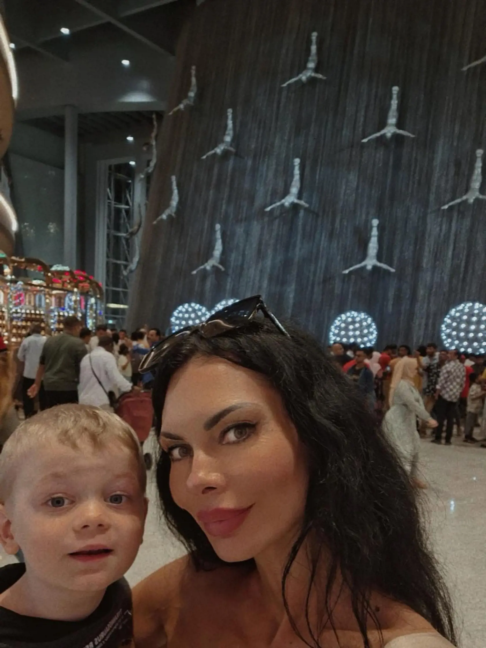 Sexi mamina Mirka Jakubisová sa pochválila fotkami z exotického Dubaja, kde odletela spolu so synom Markusom (3), dvomi dcérami z predchádzajúceho vzťahu, a spoločnosť im robil aj predseda parlamentu Kollár.