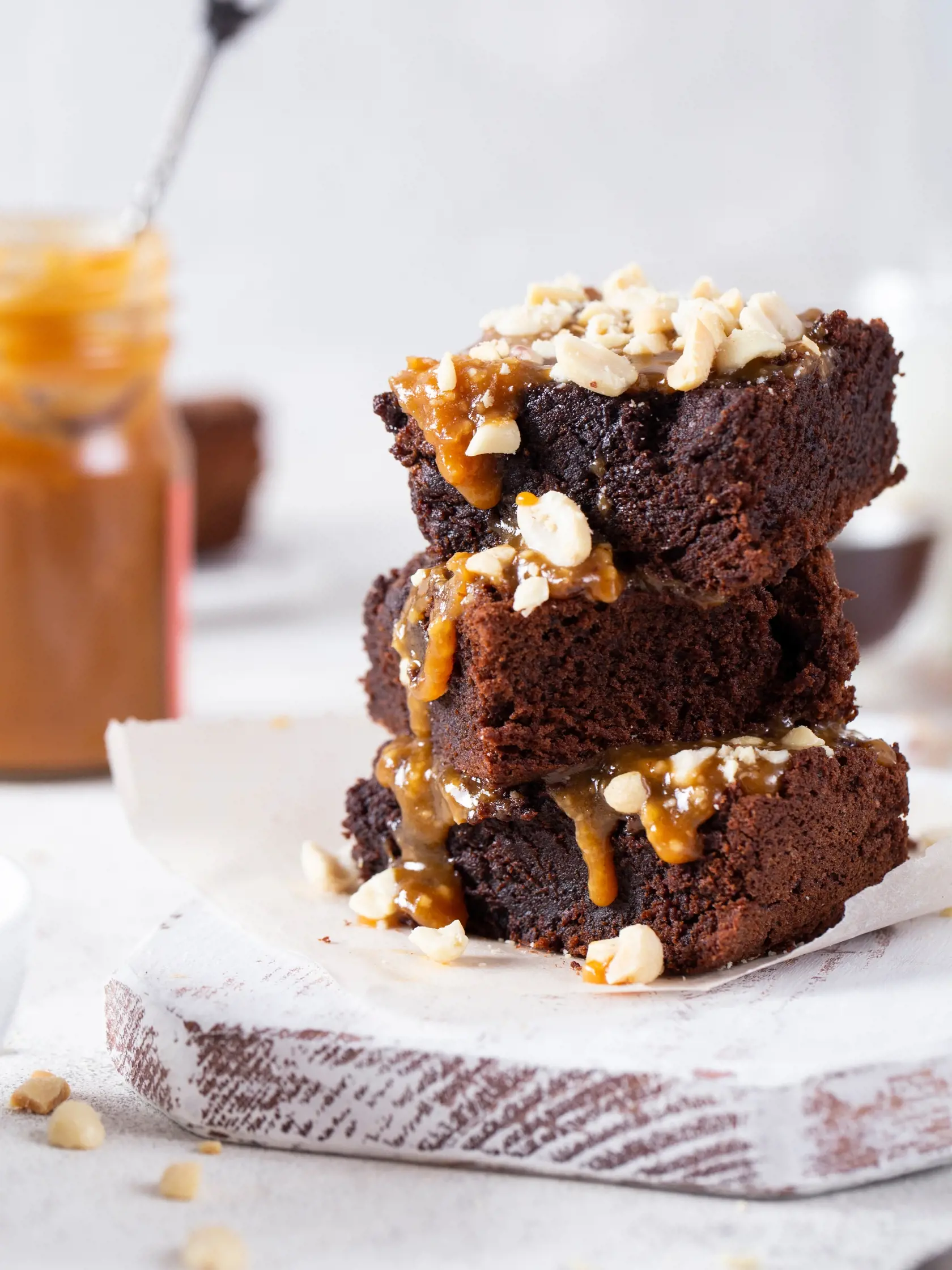 Brownies so slaným karamelom a orechmi