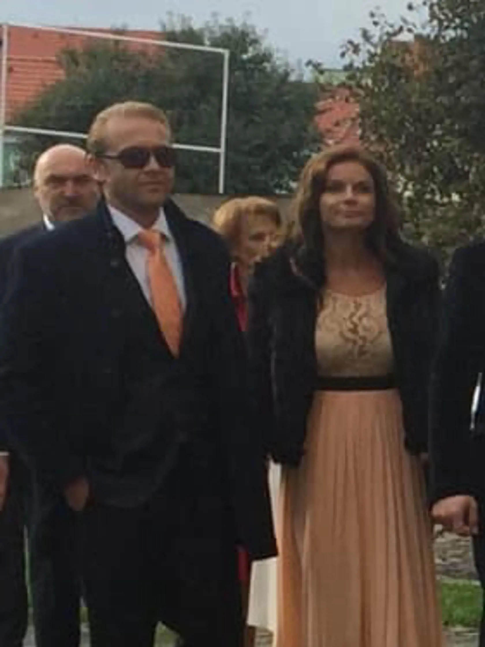 Haláka sprevádzala  sympatická brunetka.