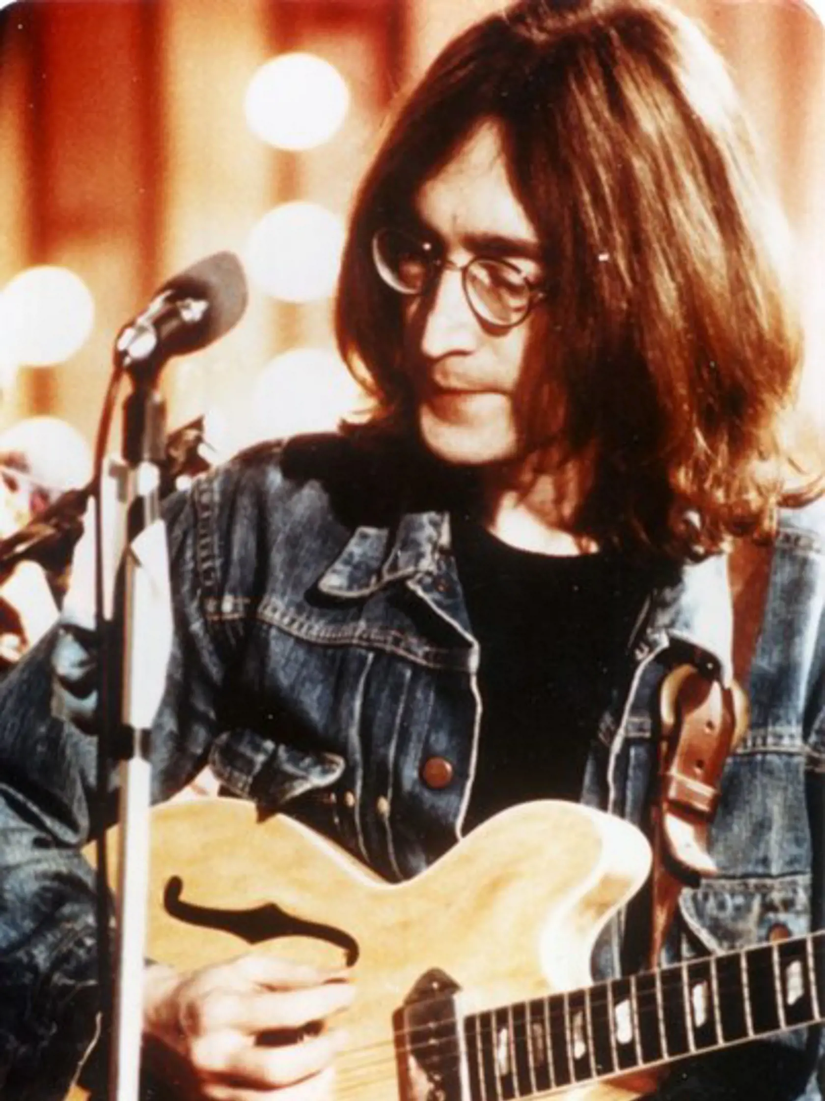 Lennon, ako ho  poznal celý svet:  s gitarou pri  mikrofóne.