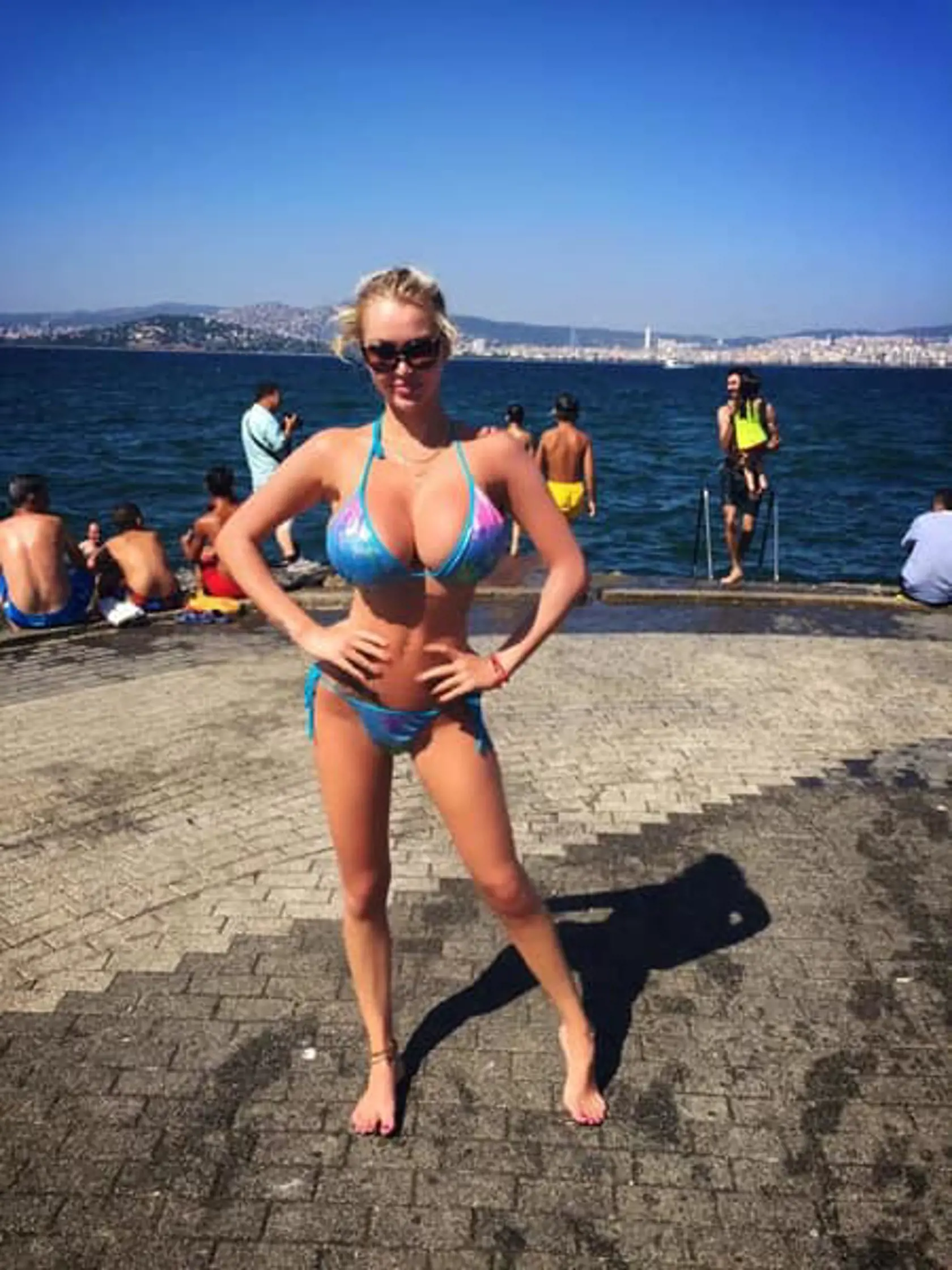Michaela Mia BELLA si užíva teplo v Grécku.