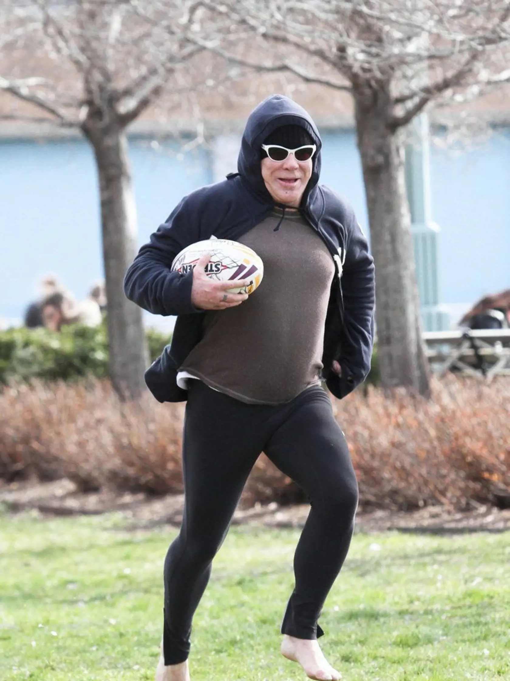 Mickey Rourke musí tento ochabnutý pivný sval