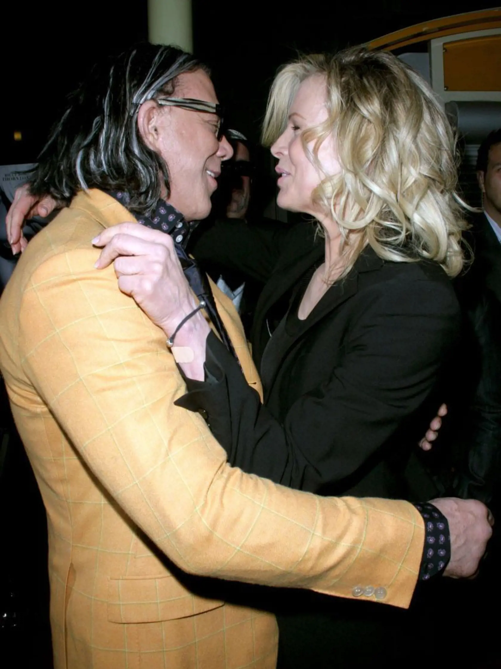 Kim Basinger (55) a Mickey Rourke (56) si po 23