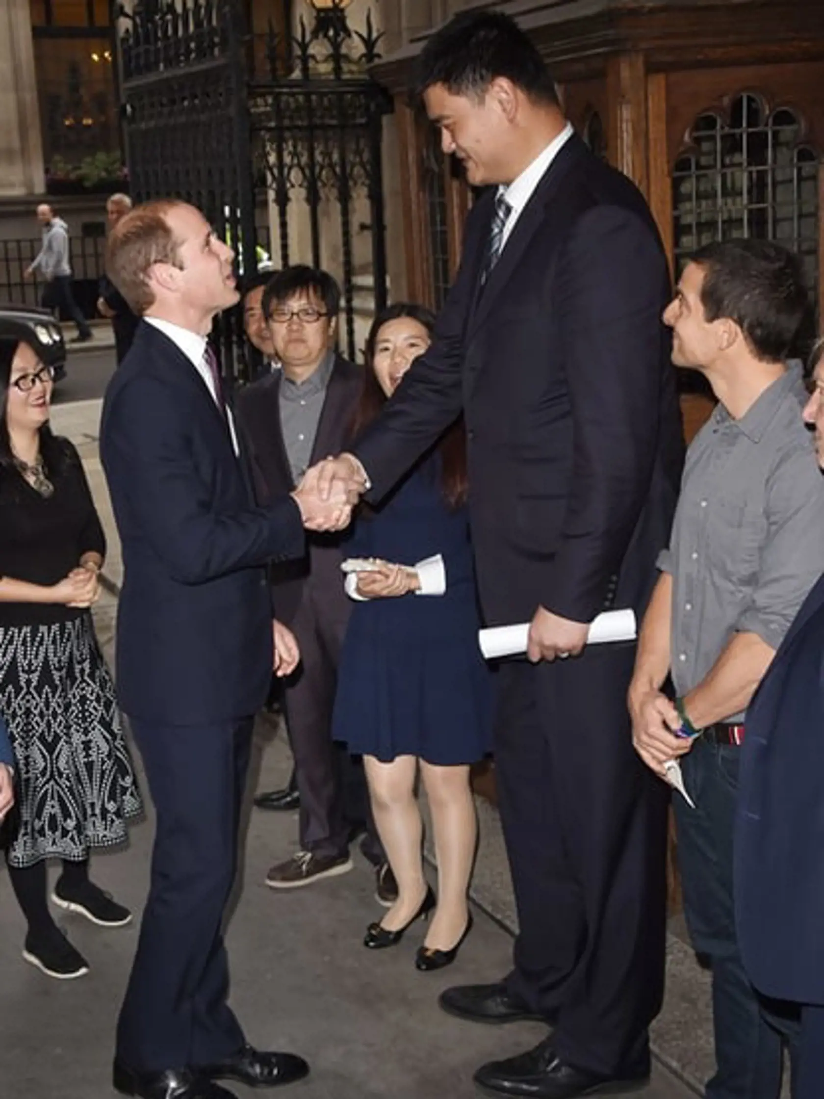 Yao Ming a princ William -  výškový rozdiel je 38 cm.