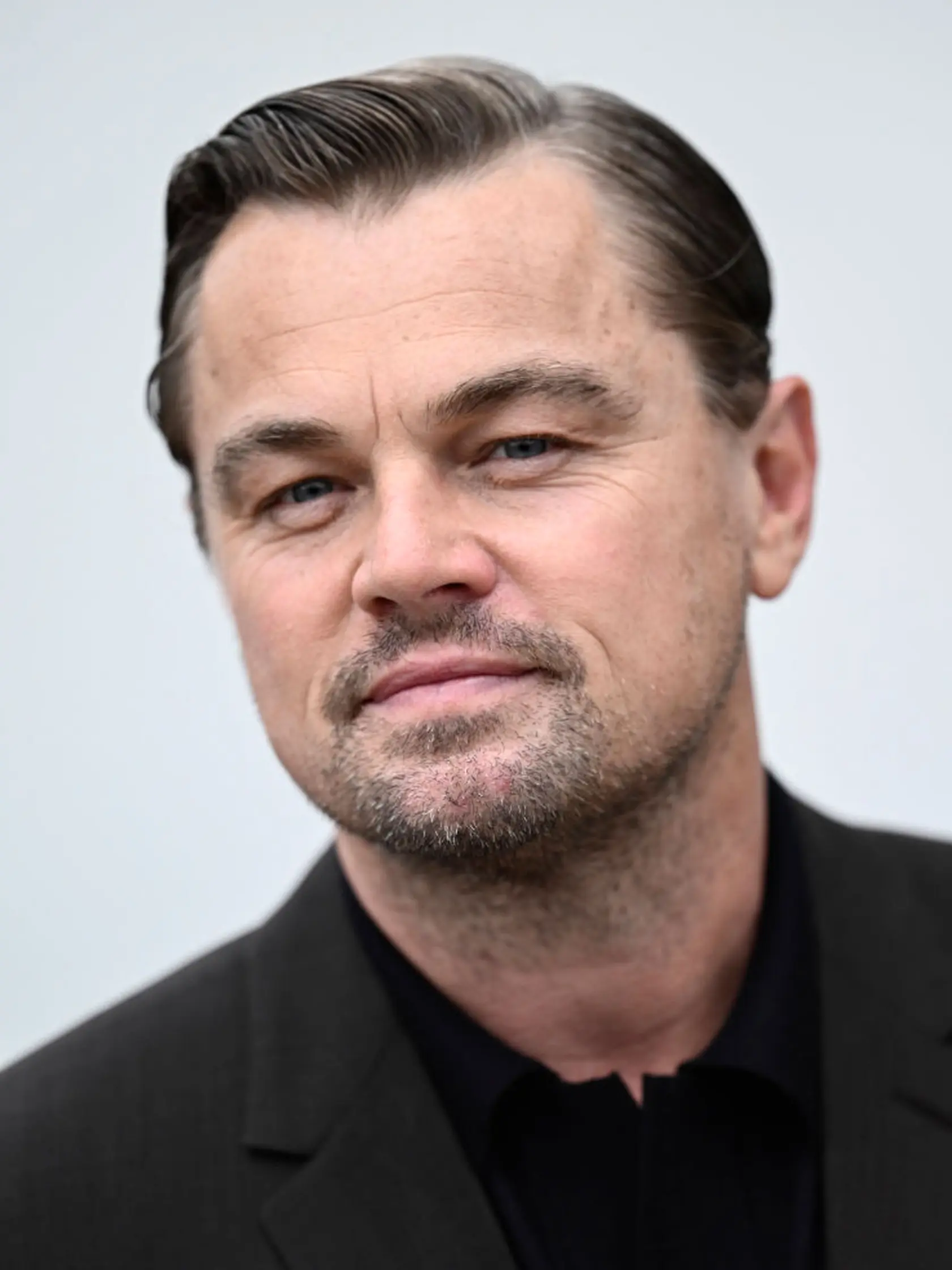 Na Leonarda DiCapria má mladá priateľka dobrá vplyv. Zbavil sa pupku.