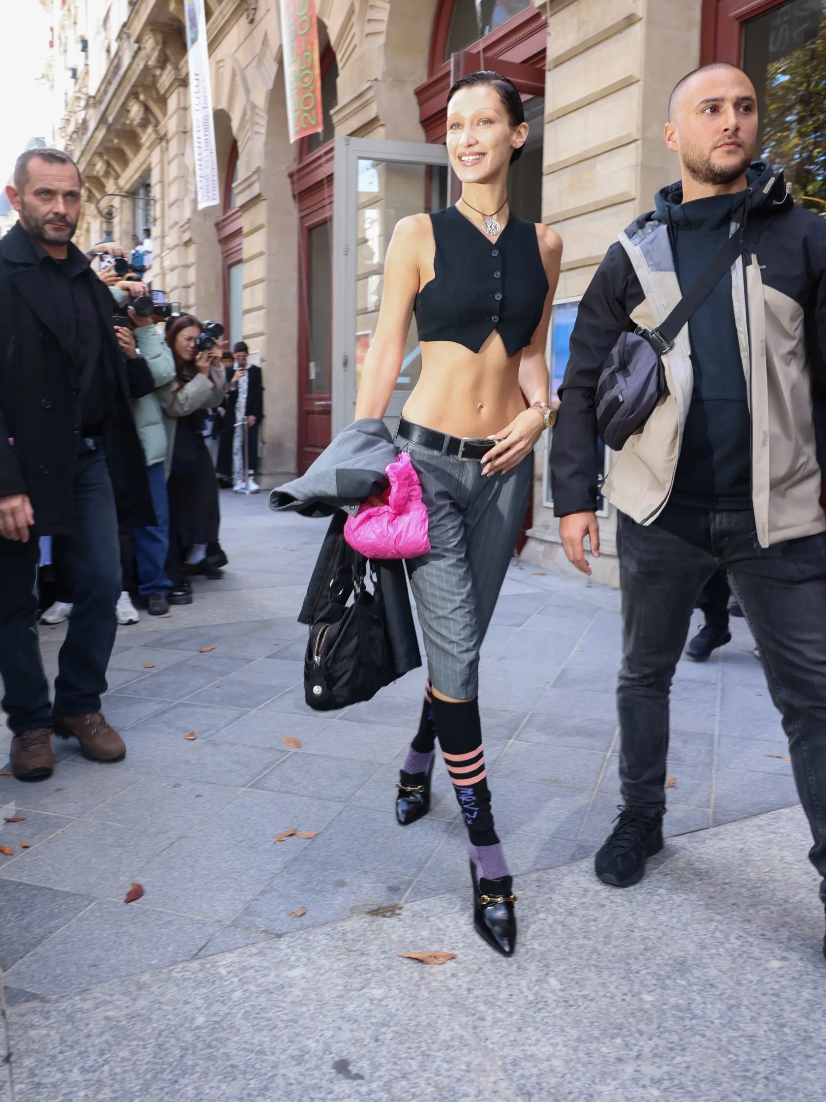 Belle sa neskôr darilo aj na prehliadke Vivienne Westwoodovej, kde zase, podobne ako napríklad Irina Shayk, vyšla na pódium v masívnych "štekliach" na vysokej platforme.