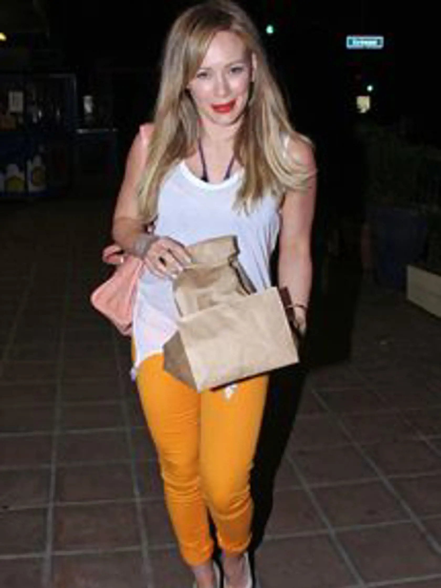 Outfit Hillary Duff pôsobí sviežo a moderne.