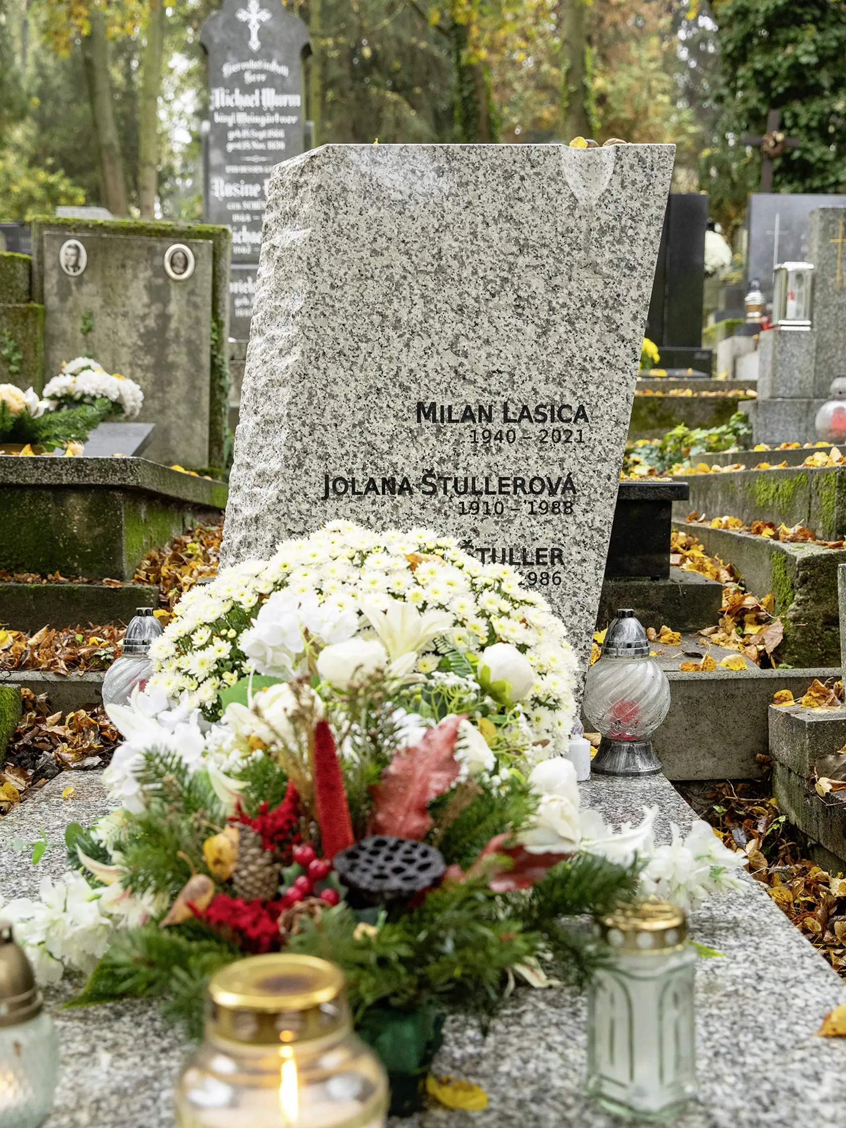 Hrob Milana Lasicu s rodinou na cintoríne v Slávičom údolí.
