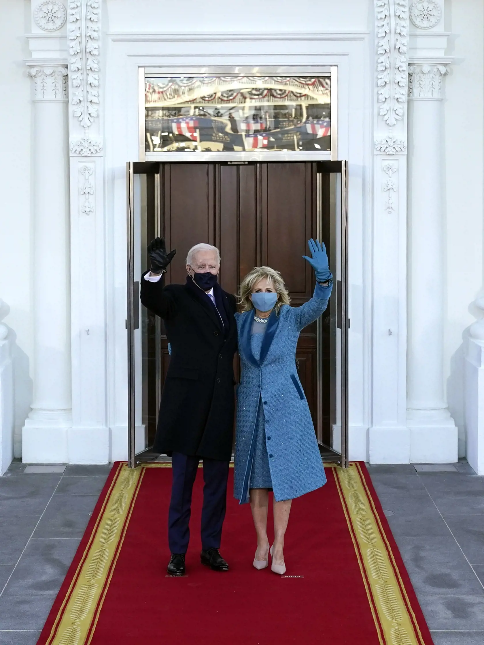 JB 67 Washington - Americký prezident Joe Biden  (vľavo) pózuje so svojou manželkou Jill Bidenovou pred ich príchodom do Bieleho domu po inaugurácii 46. prezidenta USA Joea Bidena a 49. viceprezidentky Kamaly Harrisovej v americkom Kapitole vo Washingtone 20. januára 2021. FOTO TASR/AP

President Joe Biden and first lady Jill Biden wave as they arrive at the North Portico of the White House, Wednesday, Jan. 20, 2021, in Washington. (AP Photo/Alex Brandon, Pool)