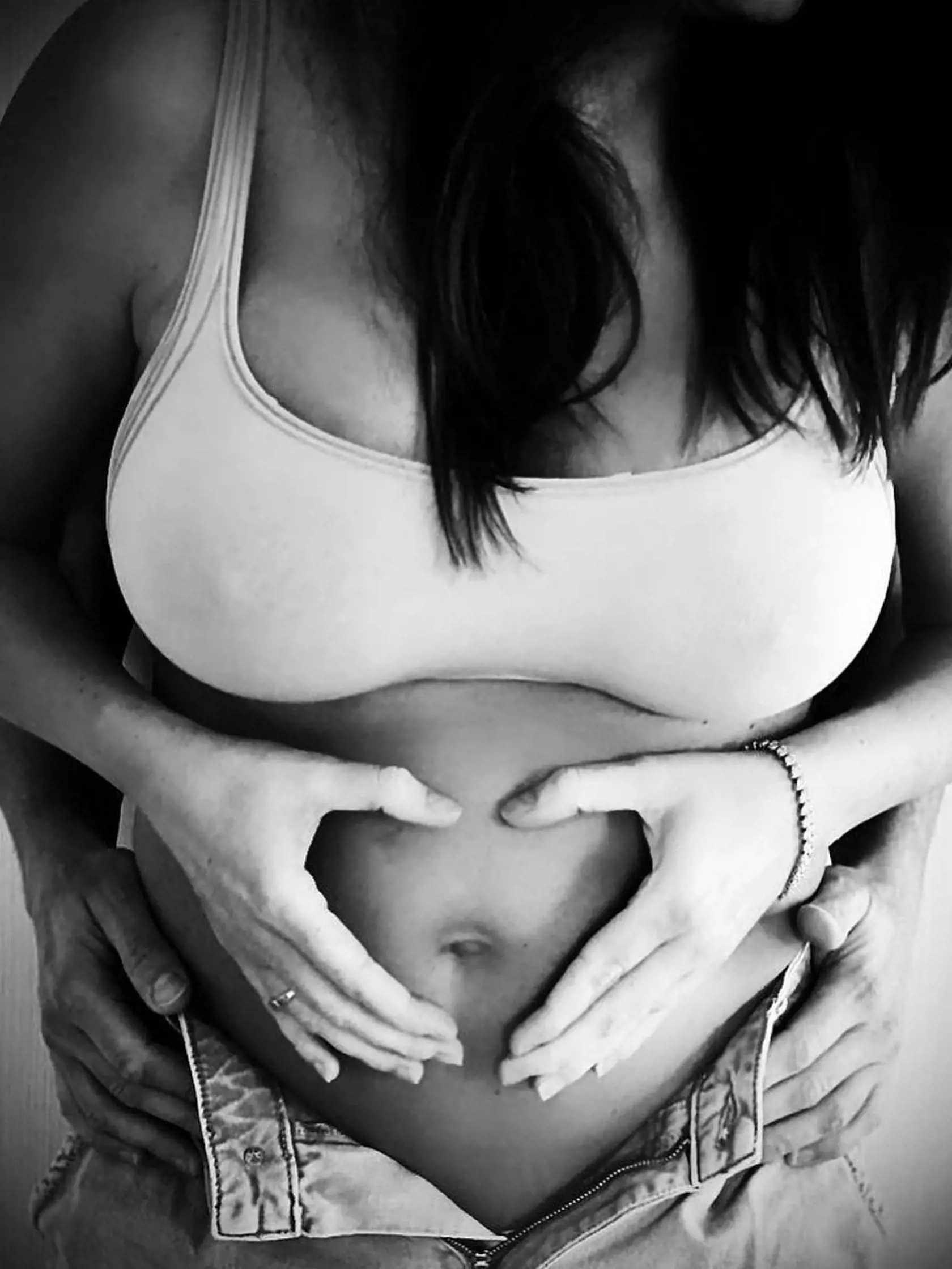 Česká exmodelka Alena Šeredová, ktorá sa pred niekoľkými dňami stala už trojnásobnou maminou, si svojho partnera Alessandra nevie vynachváliť.
