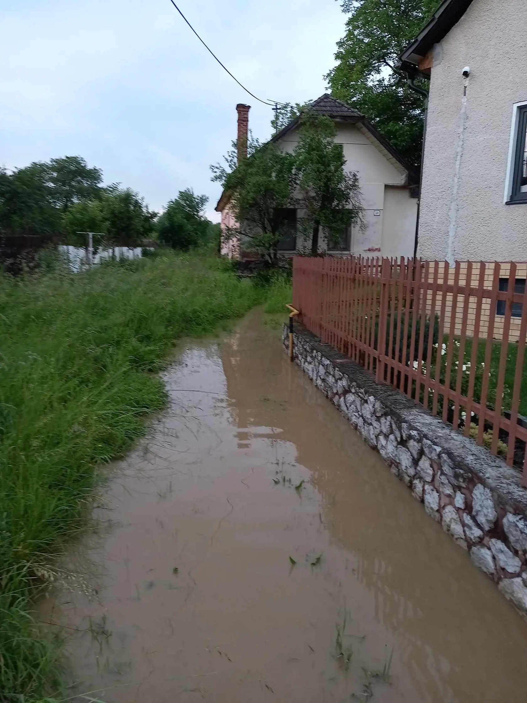Silné búrky spôsobili záplavy v obci Svinná v Trenčianskom okrese.